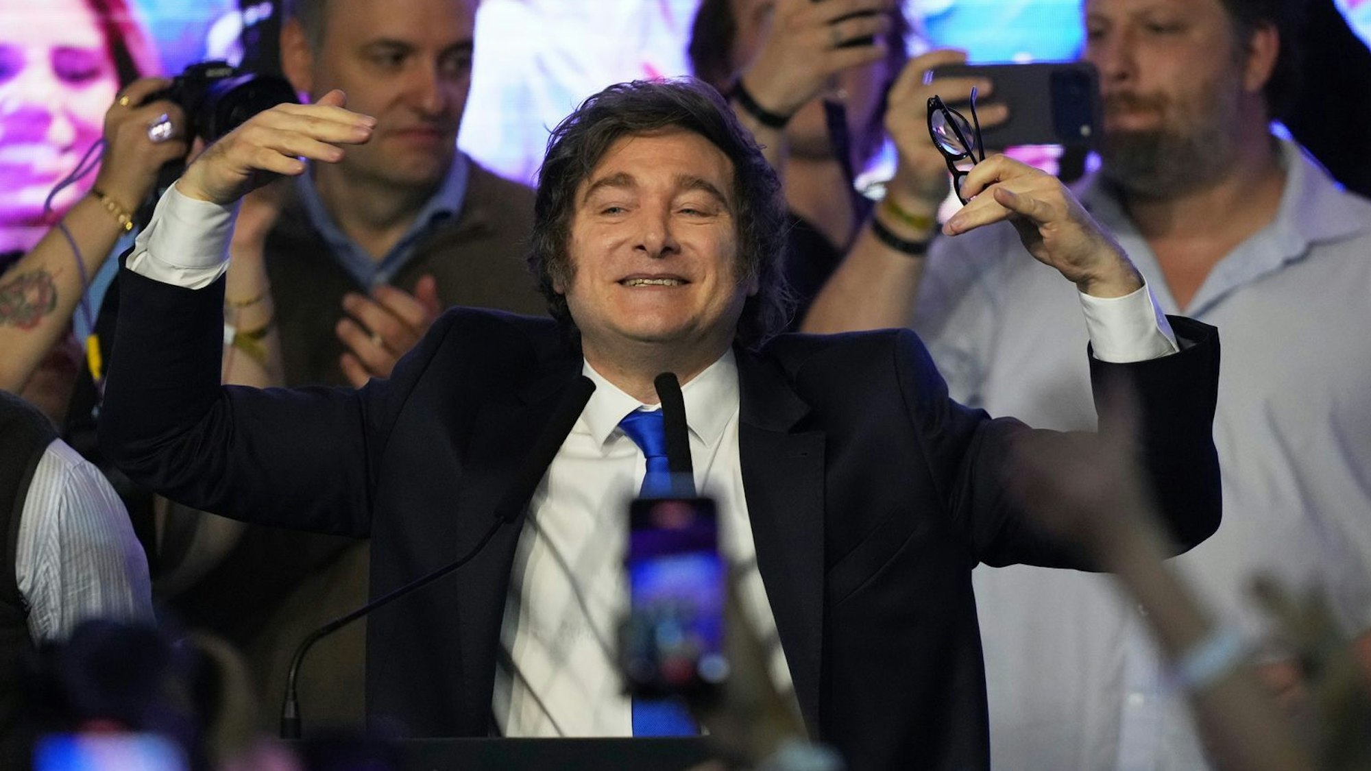 Argentiniens Präsident Milei jubelt in der Menschenmasse, weil seine Partei La Libertad Avanza bei der Kongresswahl viele Mandate hinzugewonnen hat.