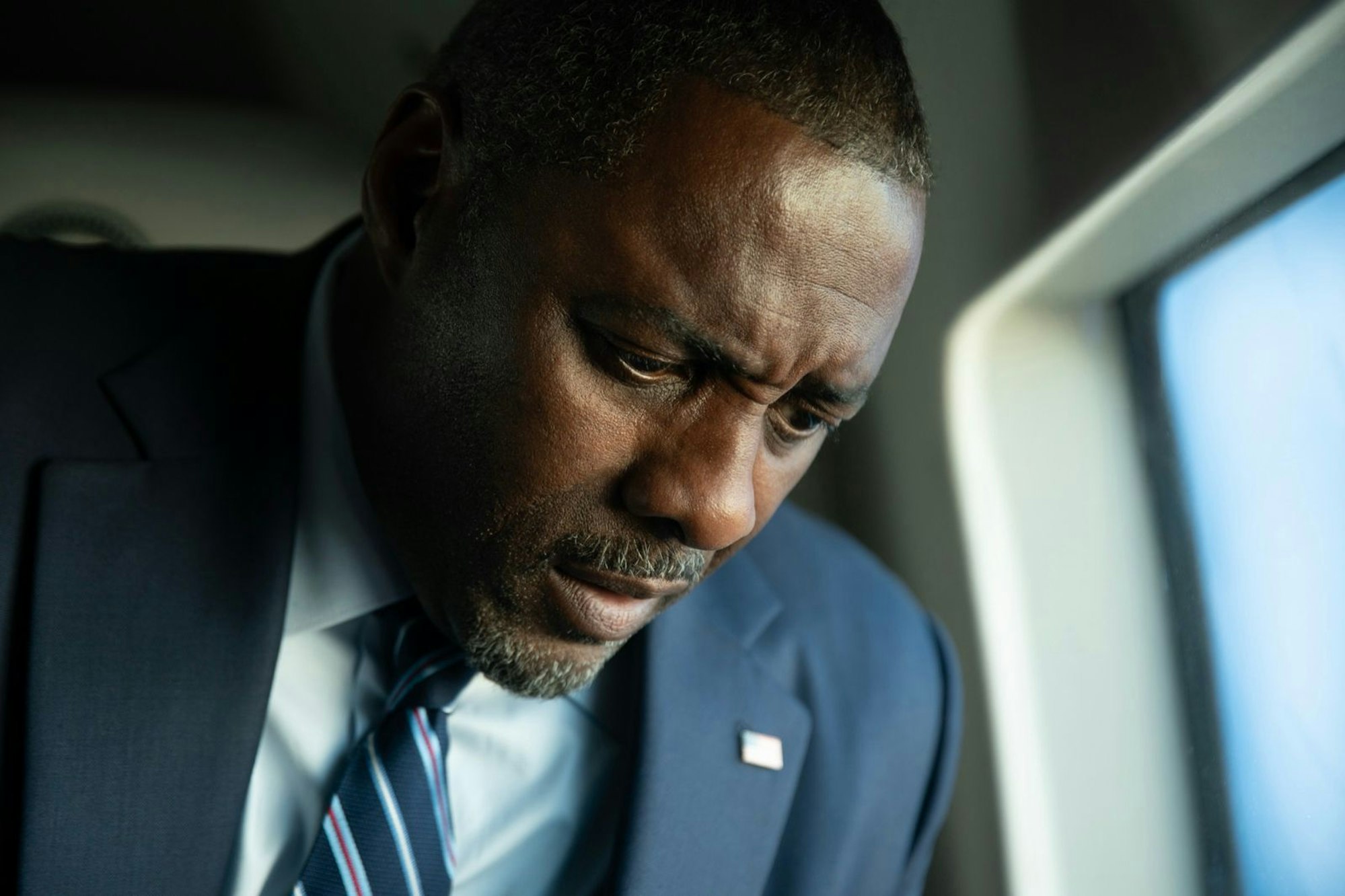 Der Präsident der Vereinigten Staaten (Idris Elba) muss die Entscheidung über das Ende der Welt treffen. (Bild: © 2025 Netflix, Inc. / Eros Hoagland)