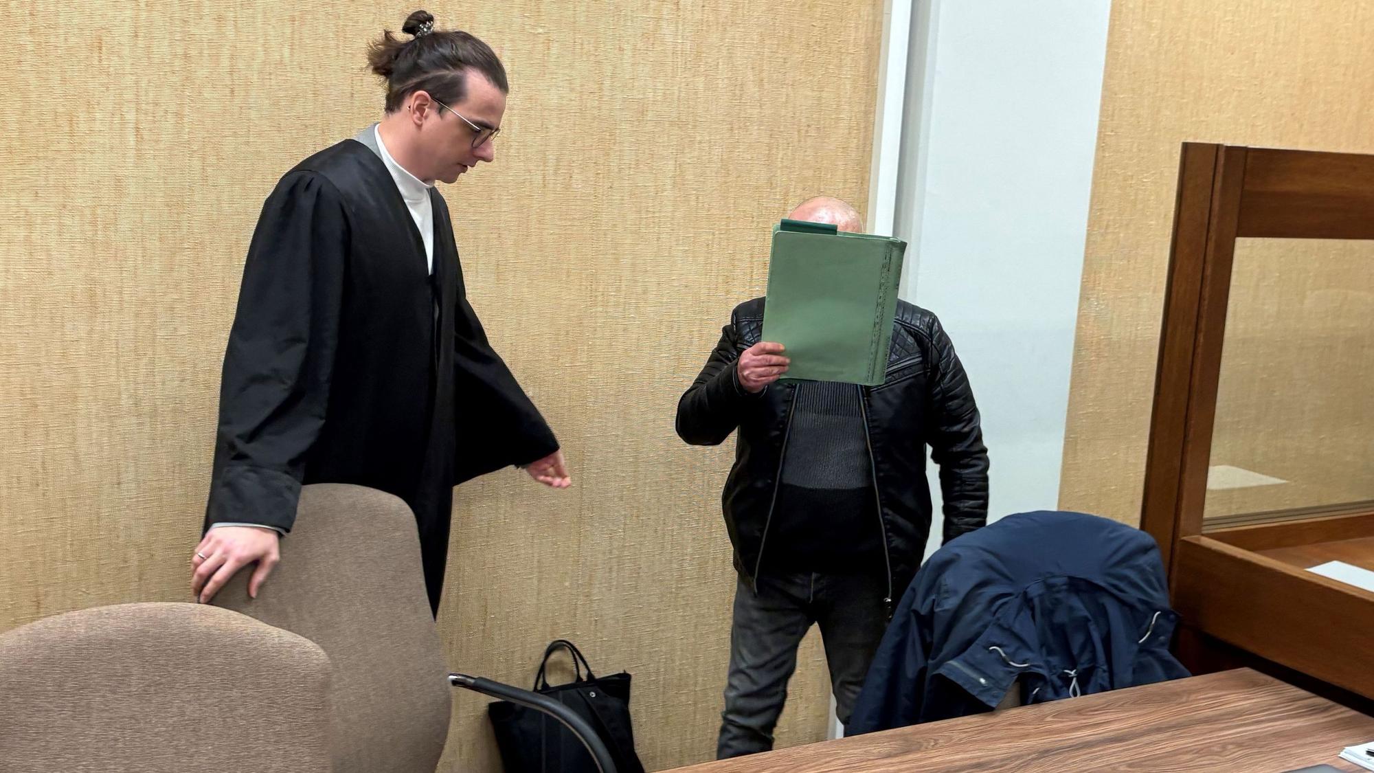 Der Angeklagte mit seinem Verteidiger beim Prozess im Kölner Landgericht