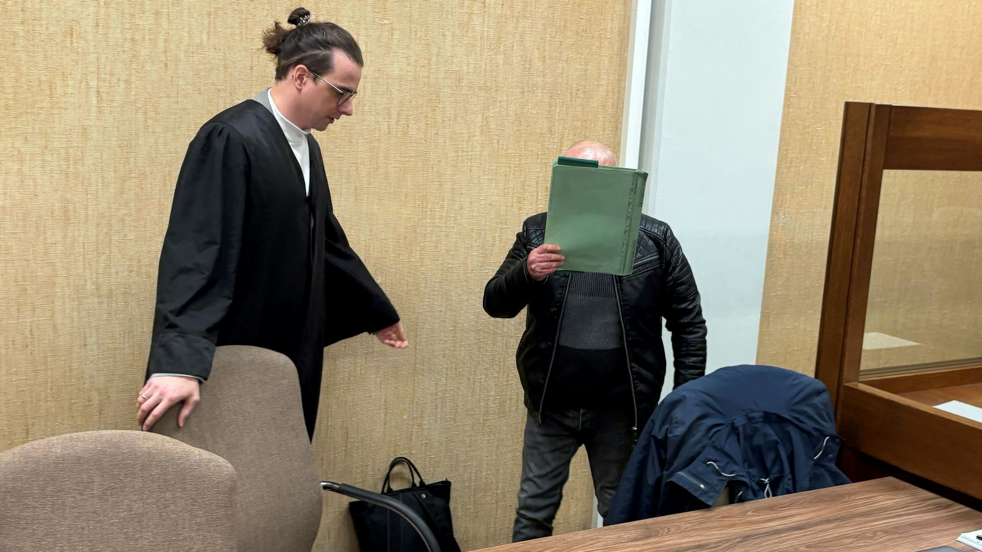 Der Angeklagte mit seinem Verteidiger beim Prozess im Kölner Landgericht