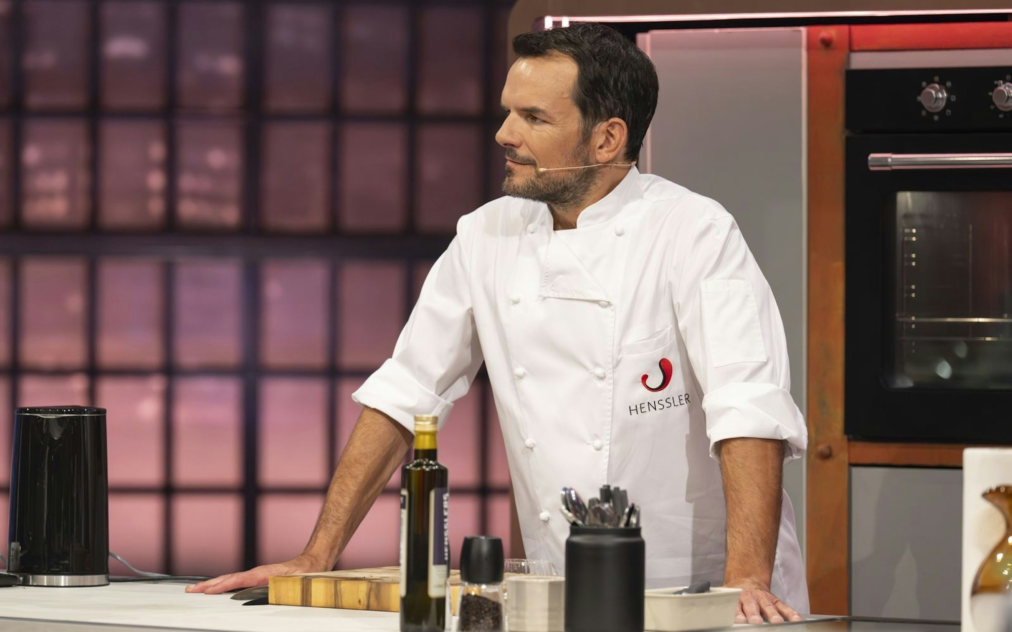 Fair geht vor! Steffen Henssler ließ Gnade vor Recht walten: Weil's die erste Show war, ließ er Dochats Teller zur Wertung zu. Ergebnis: „Team Herrmann“ gewann 96:93. (Bild: RTL/Markus Hertrich)