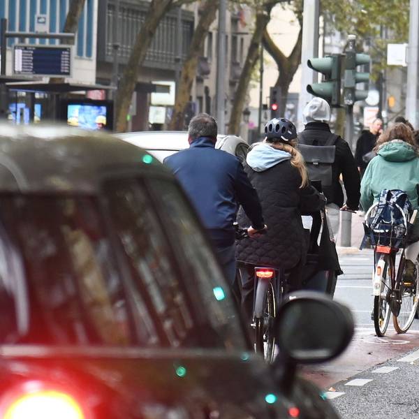 Radfahrende auf den Kölner Ringen: Trotz Fahrradspur ist es hier oft eng und zugeparkt.