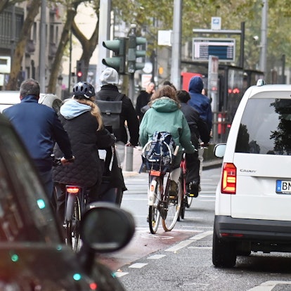 Radfahrende auf den Kölner Ringen: Trotz Fahrradspur ist es hier oft eng und zugeparkt.