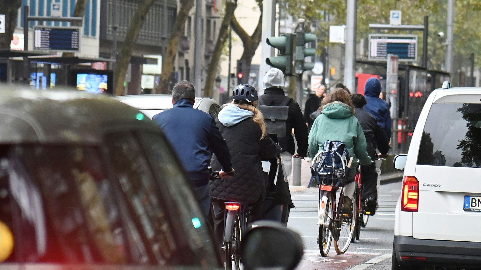 Radfahrende auf den Kölner Ringen: Trotz Fahrradspur ist es hier oft eng und zugeparkt.