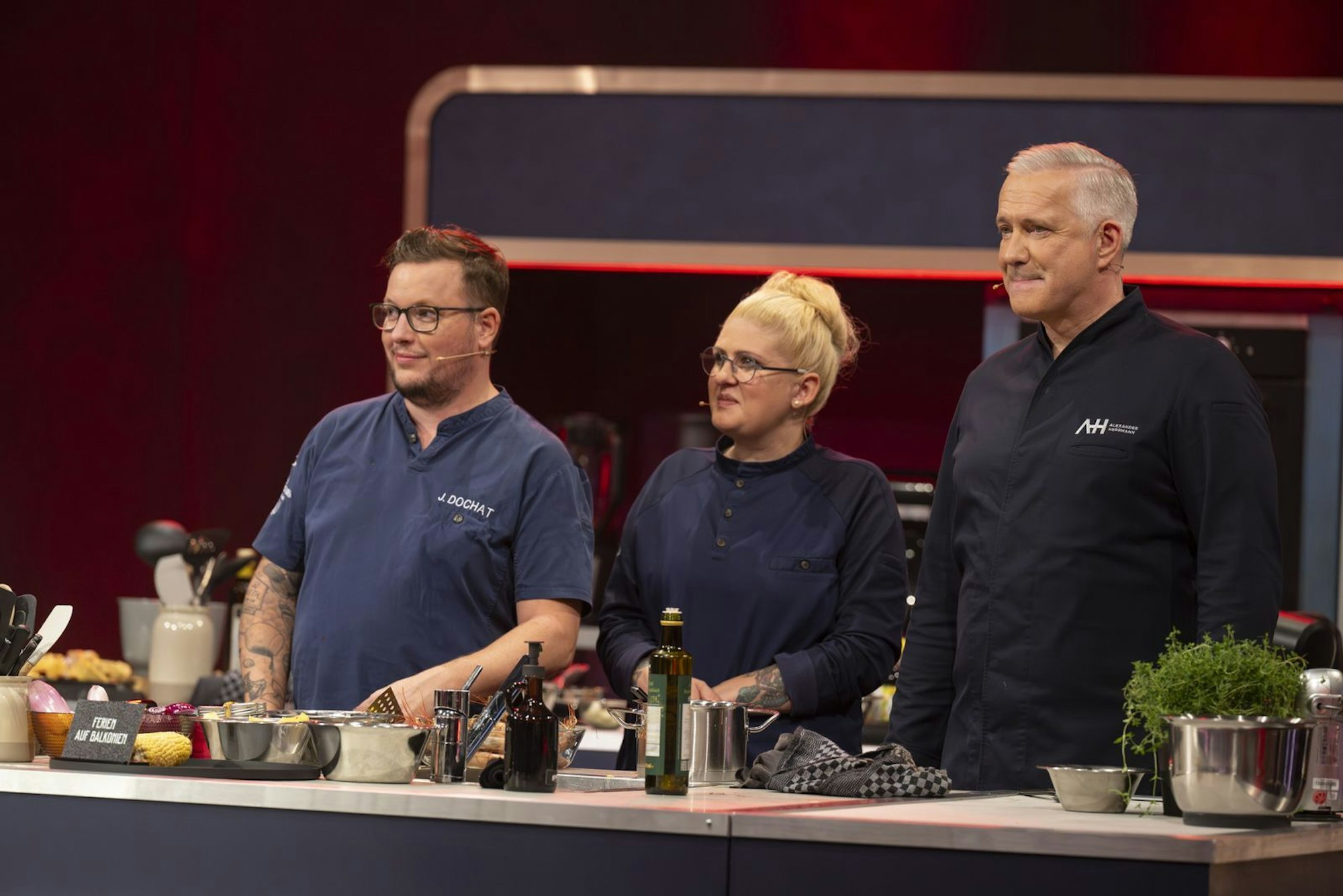 Alexander Herrmann (rechts) bot als Teamchef von „Team Herrmann“ mit Lisa Angermann und Jari Dochat zwei ehemalige „The Taste“-Gewinner auf. (Bild: RTL/Markus Hertrich)