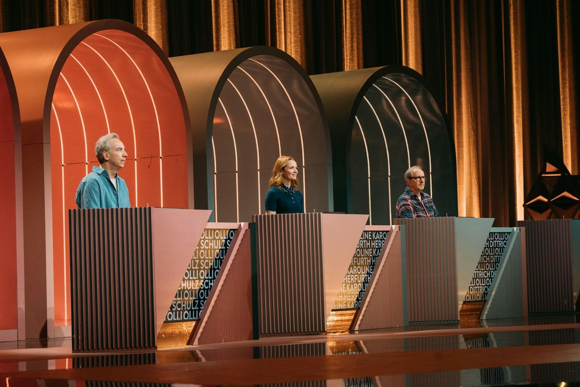 Sie geben sich alle Mühe, von links: Olli Schulz, Karoline Herfurth, Olli Dittrich und Wildcard-Kandidatin Jacqueline (nicht im Bild).  (Bild: Joyn / Julian Mathieu)