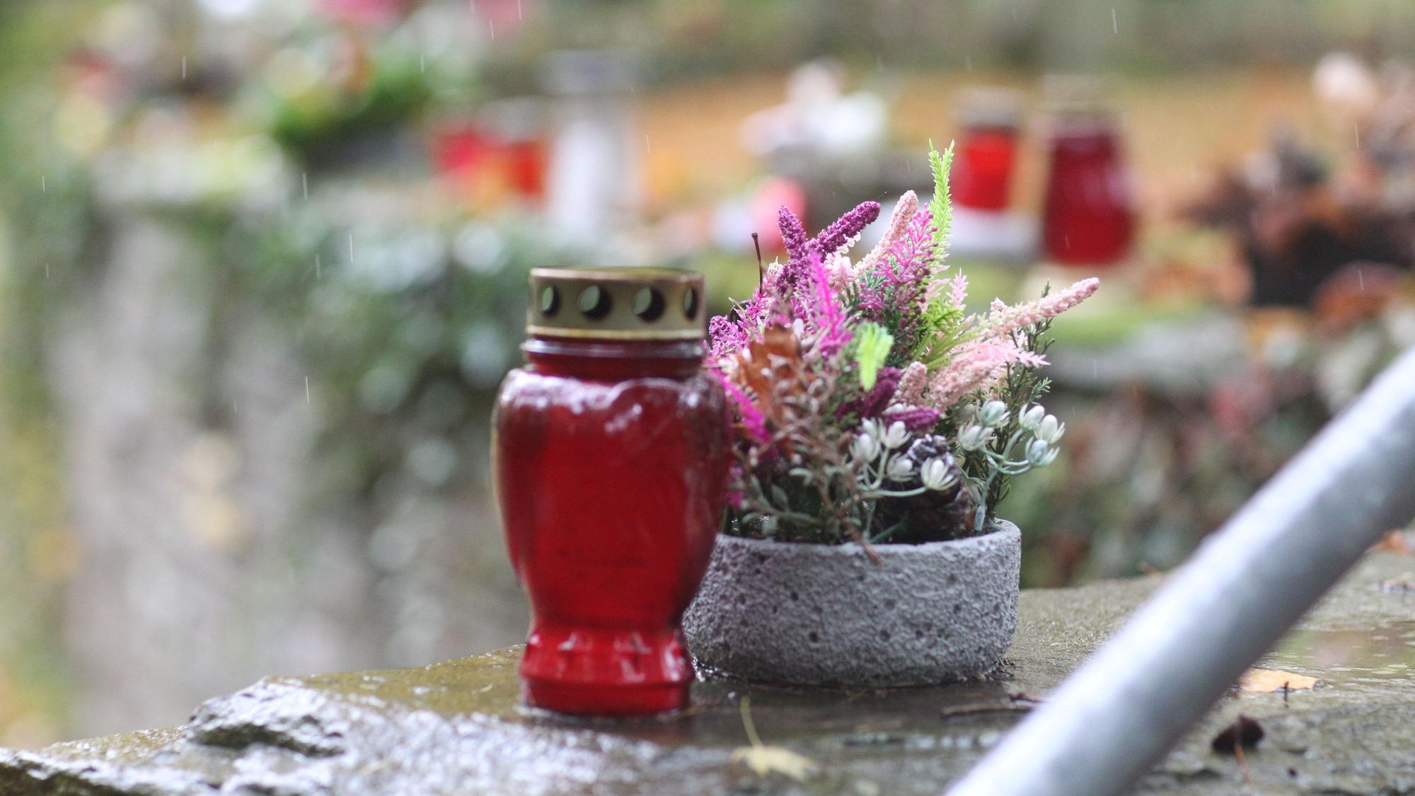 Zu Allerheiligen und Allerseelen wird mit Grabschmuck oft der Toten gedacht.