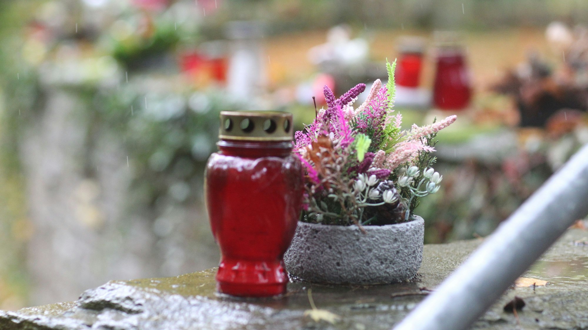 Zu Allerheiligen und Allerseelen wird mit Grabschmuck oft der Toten gedacht.