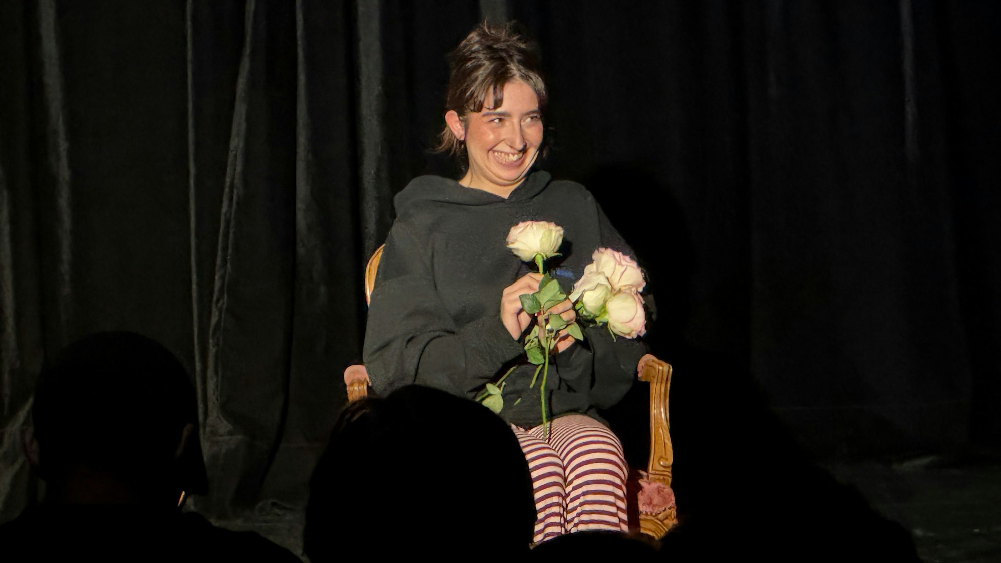 Den Abschluss bildet Hanna Nagys poetische Regiearbeit „Pflücke Blumen für Dich“.