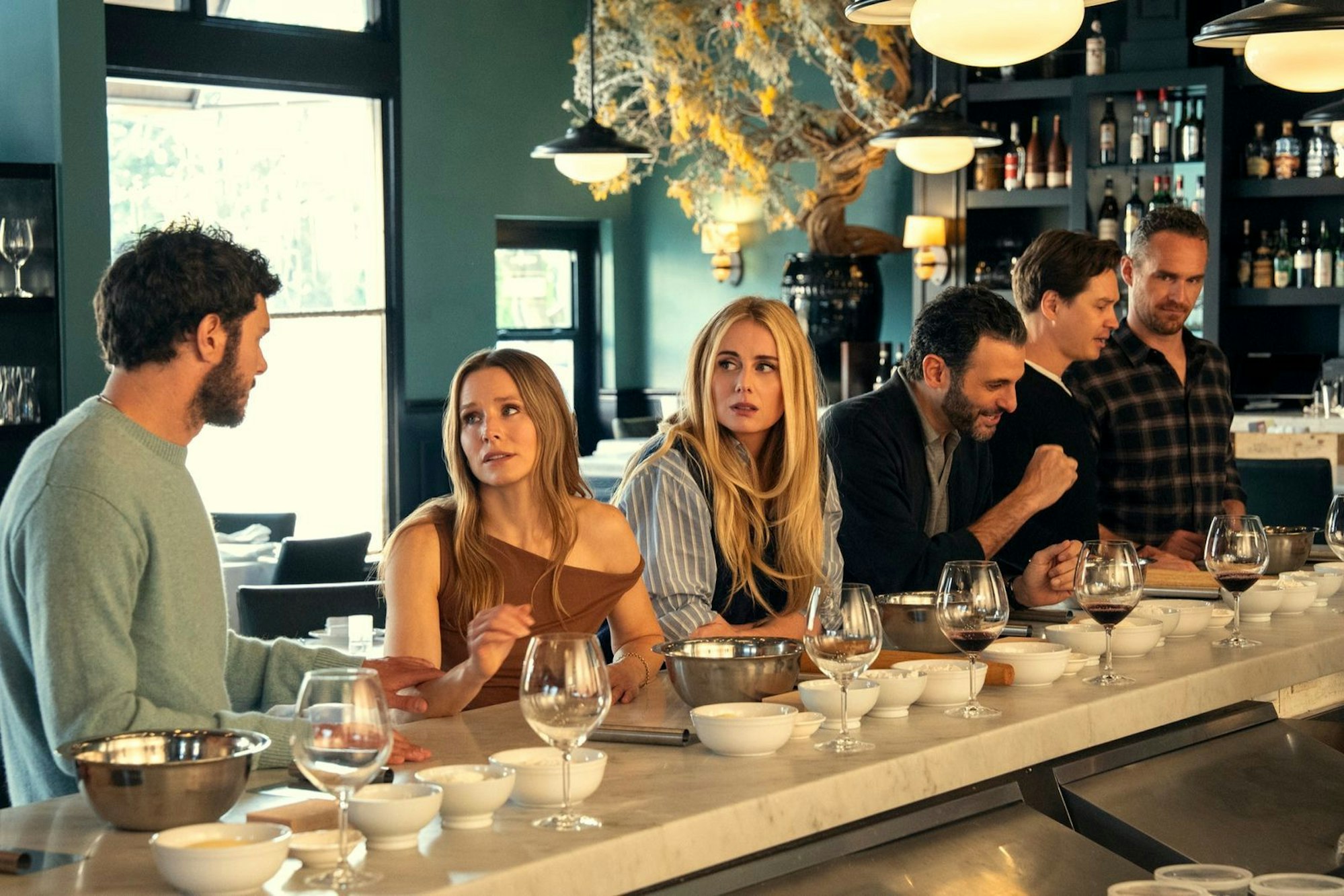 Was sie mit ihrer Schwester Morgan (Justine Lupe, rechts) bequatscht, will Joanne (Kristen Bell) nicht unbedingt mit Noah (Adam Brody) teilen. (Bild: © 2025 Netflix, Inc. / Erin Simkin)