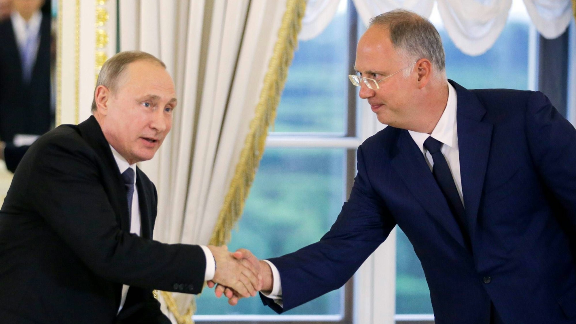 Kremlchef Wladimir Putin zusammen mit seinem Sondergesandten Kirill Dmitrijew. (Archivbild)