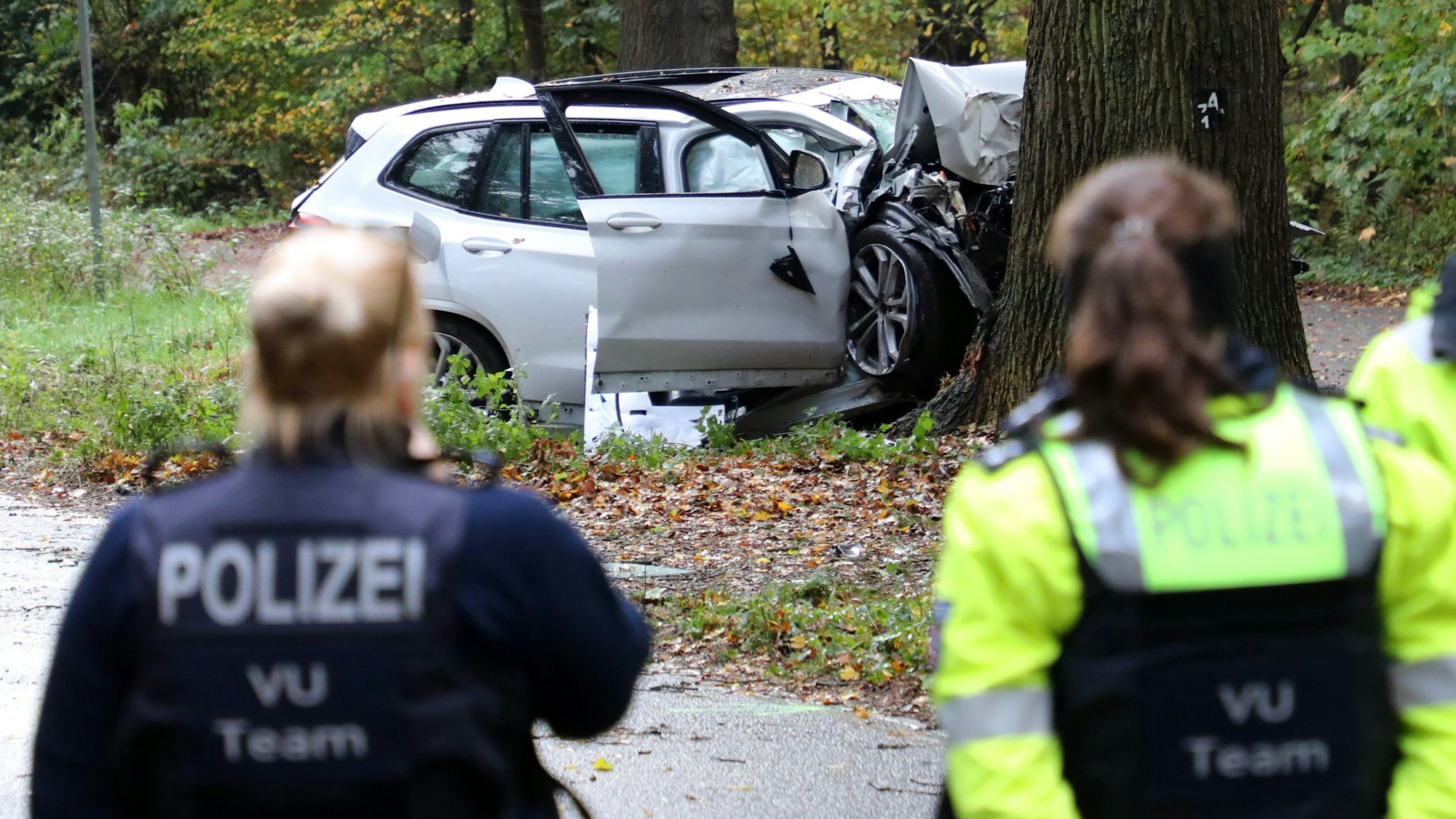 Polizeibeamtinnen des VU-Teams der Polizei Köln stehen an einem Unfallort im Königsforst bei Rösrath.
