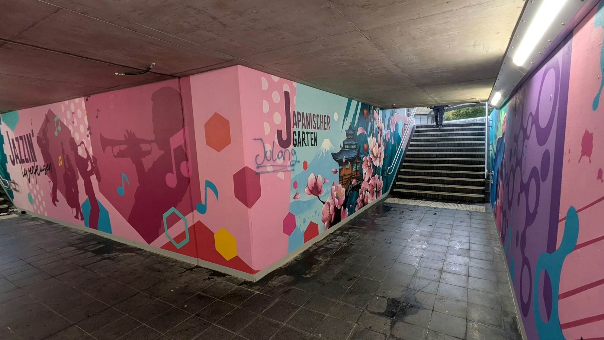 Der mit Graffiti geschmückte Durchgang zu den Gleisen 1 und 2