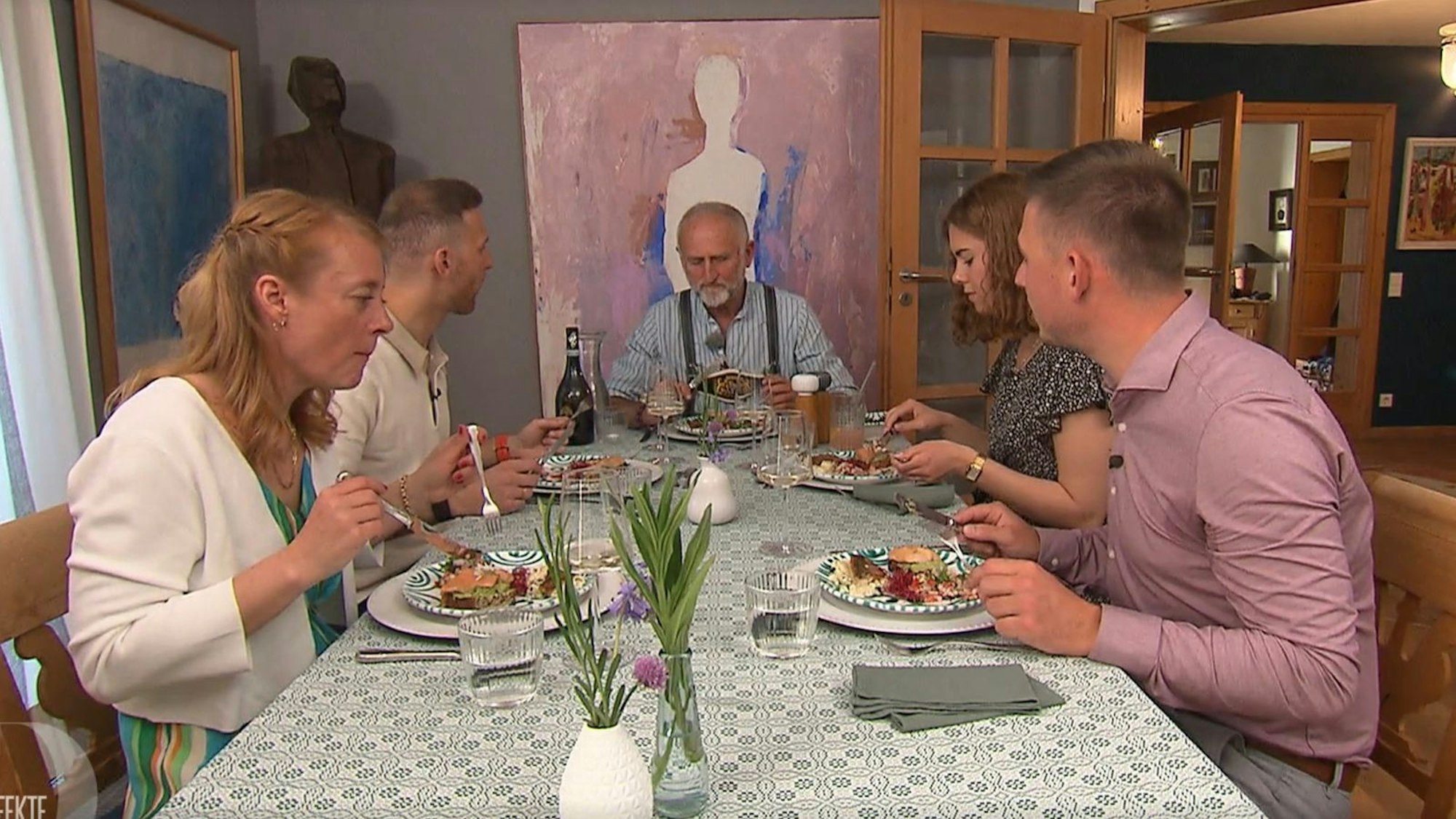 Zum Auftakt am Chiemsee trifft sich die Runde bei Franz (64). (Bild: RTL)