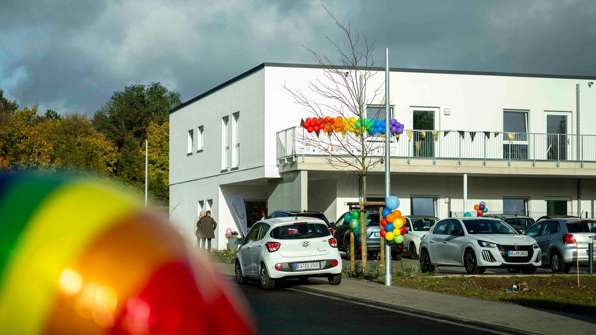 Das Bild zeigt eine Außenansicht des Gebäudes.