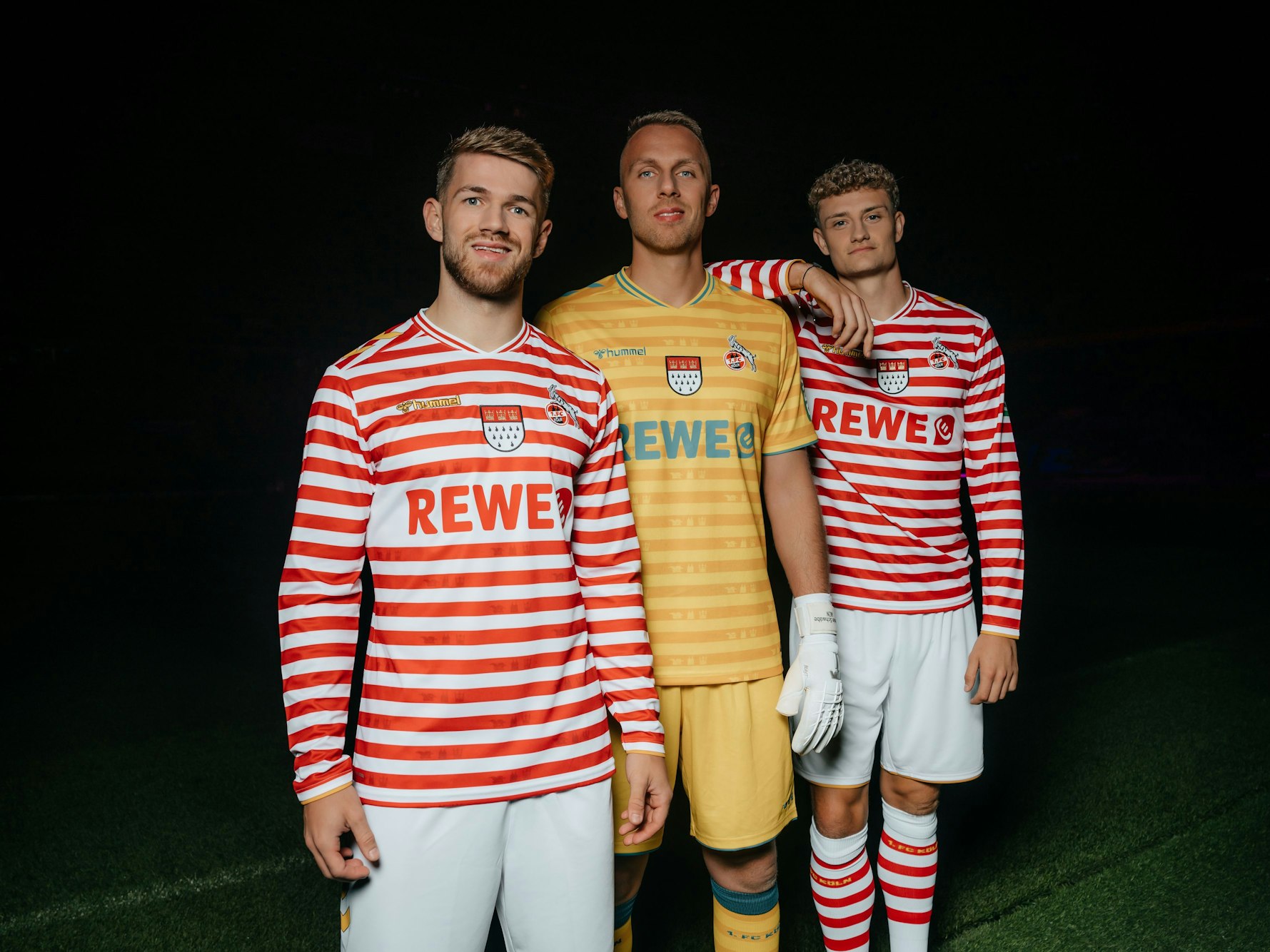 Simon Terodde jubelt im Ringelstreifen-Trikot.