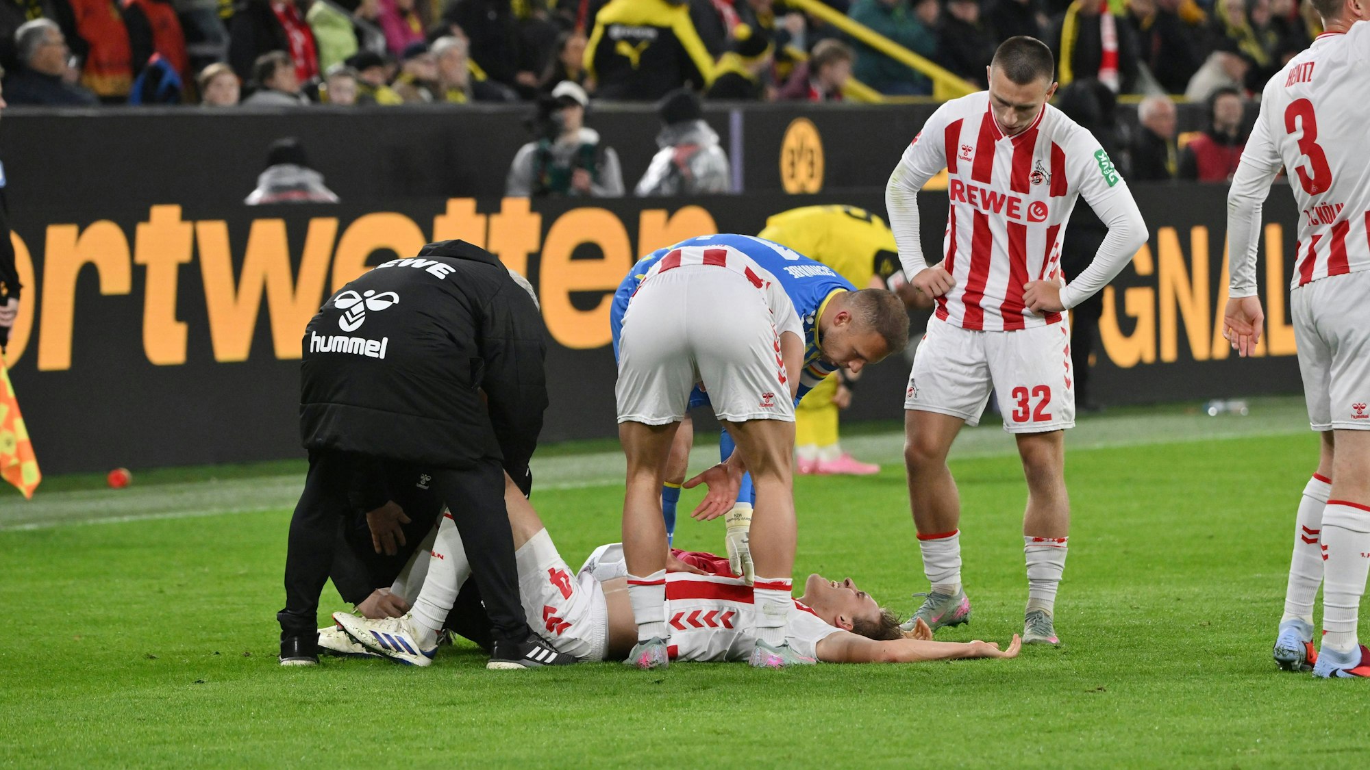 Schwere Knieverletzung bei Timo Hübers im Spiel des 1. FC Köln.