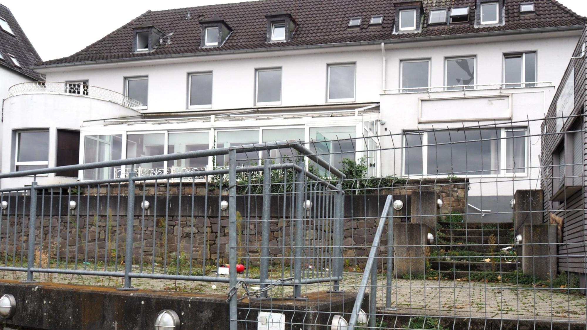 Blick auf ein Gebäude, zu dem Treppen führen, diese sind mit Bauzäunen abgesperrt.