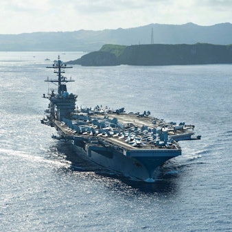 Der Flugzeugträger „USS Theodore Roosevelt“ vor den Philippinen (Archivbild): Von einem vergleichbaren Schiff aus, der „USS Nimitz“, stürzten ein Kampfjet und ein Helikopter ab.