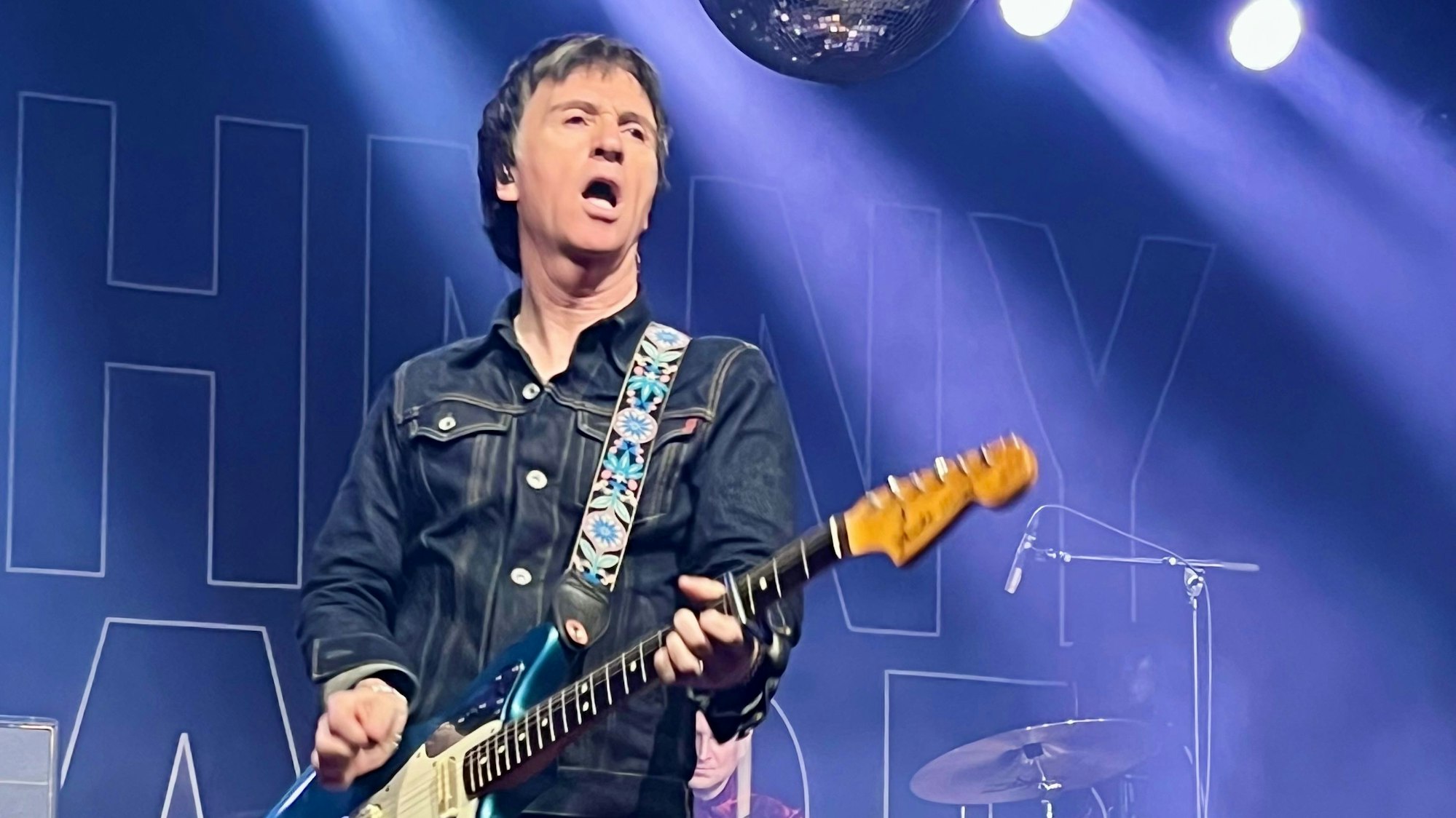 Johnny Marr steht gitarrenspielend auf der Bühne der Kölner Live Music Hall.