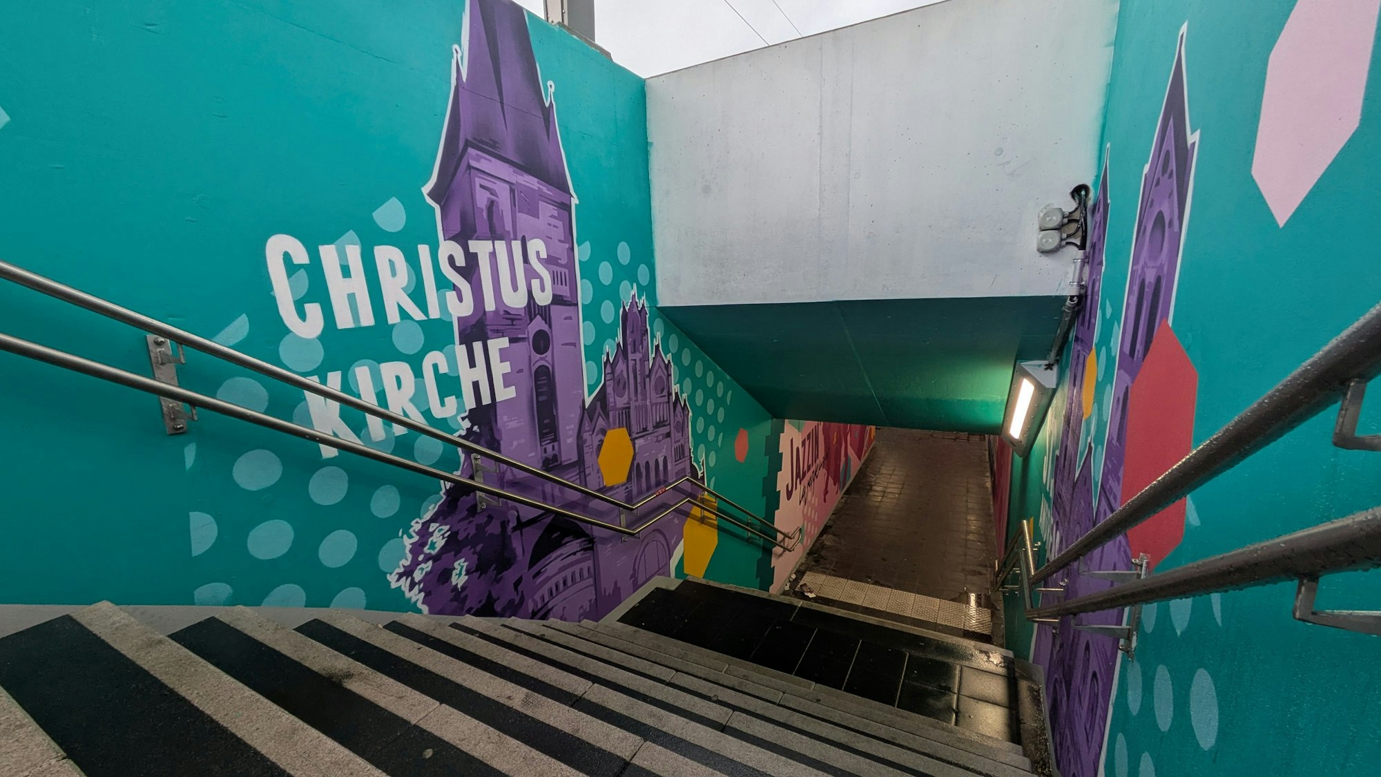 Auch die St.-Andreas- und die Christuskirche hat der Graffiti-Künstler an dem Abgang im Bahnhof verewigt.