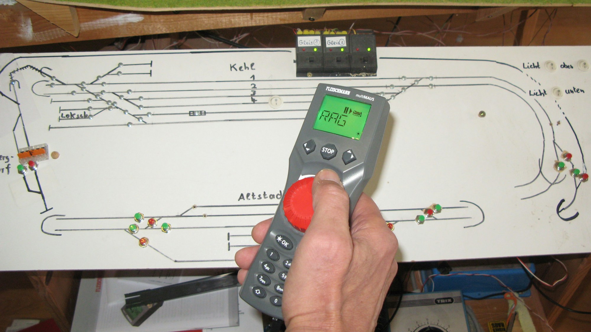 Das Stellpult ist Marke Eigenbau, mit dem Steuergerät kann der Modellbahner die Züge fahren lassen.