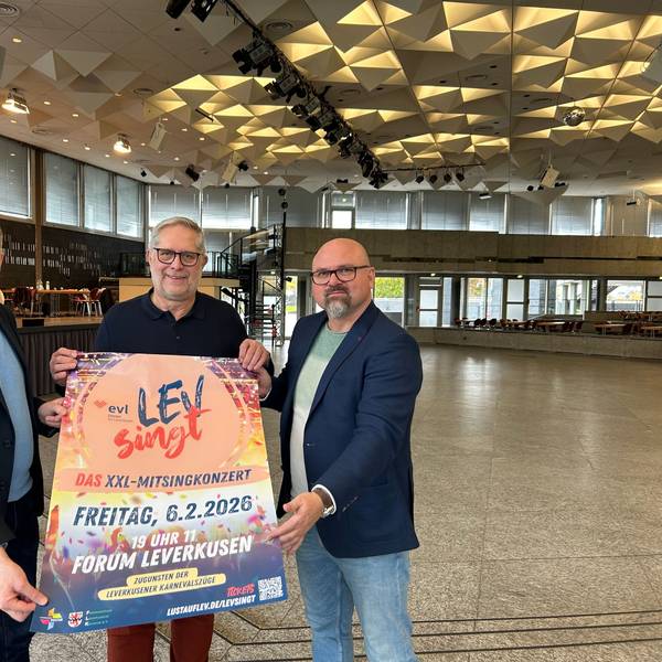 Präsentierten das Plakat und das Programm von „Lev singt“ im Forum Leverkusen (v.l.): EVL-Geschäftsführer Thomas Eimermacher, FLK-Geschäftsführer Thomas Loef und Arthur Horváth, städtischer Fachbereichsleiter für Kultur und Stadtmarketing.