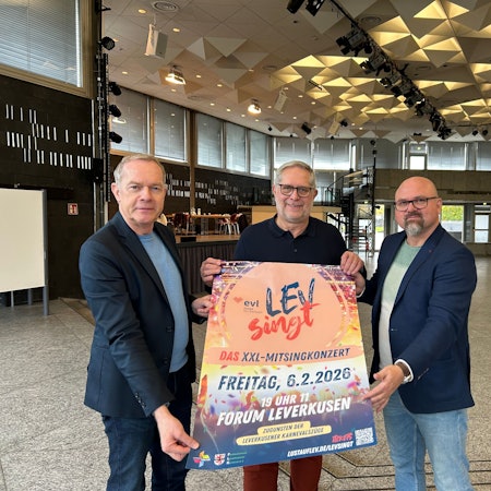 Präsentierten das Plakat und das Programm von „Lev singt“ im Forum Leverkusen (v.l.): EVL-Geschäftsführer Thomas Eimermacher, FLK-Geschäftsführer Thomas Loef und Arthur Horváth, städtischer Fachbereichsleiter für Kultur und Stadtmarketing.