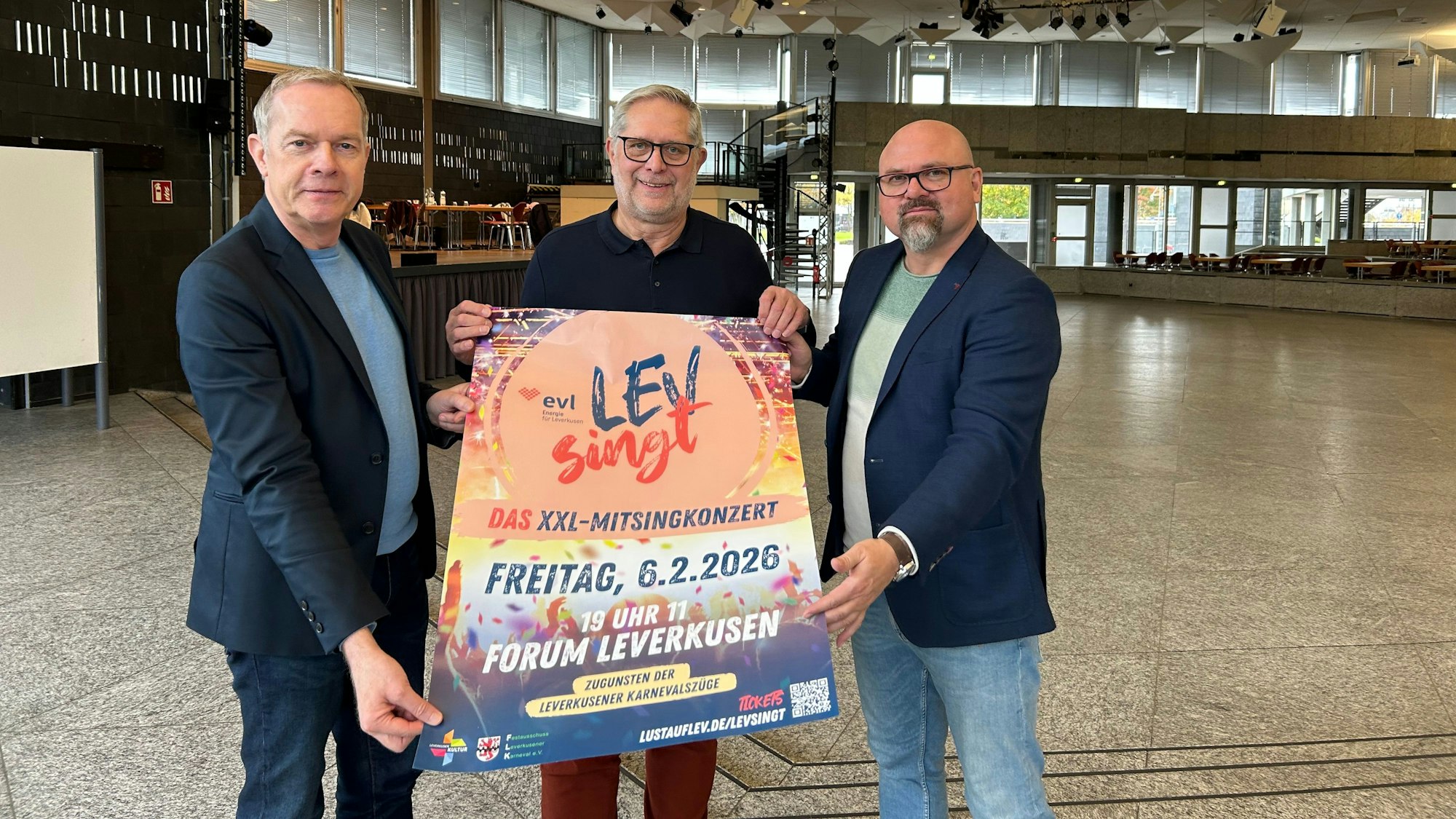 Präsentierten das Plakat und das Programm von „Lev singt“ im Forum Leverkusen (v.l.): EVL-Geschäftsführer Thomas Eimermacher, FLK-Geschäftsführer Thomas Loef und Arthur Horváth, städtischer Fachbereichsleiter für Kultur und Stadtmarketing.