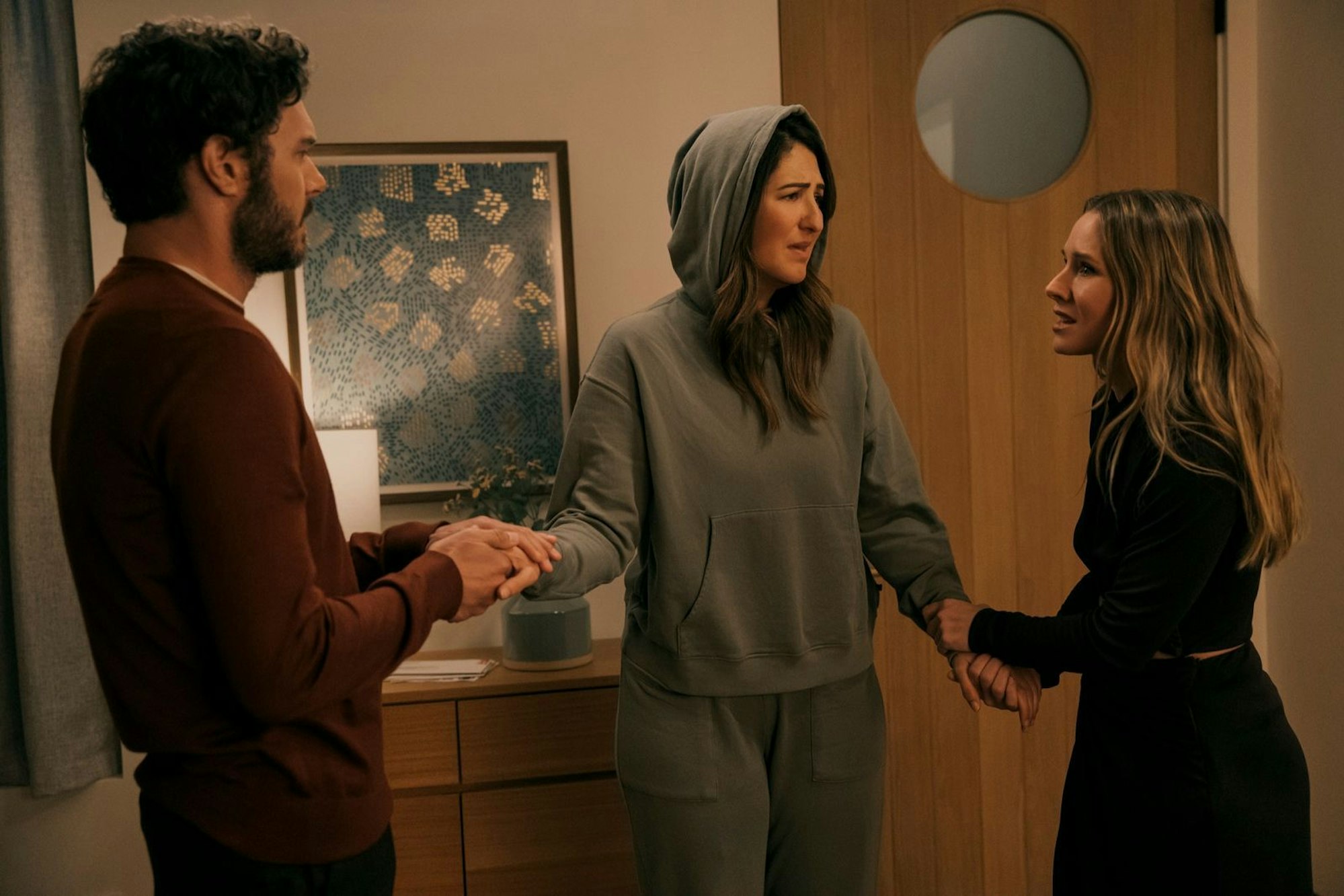 Joanne (Kristen Bell, rechts) und Noah (Adam Brody) laden zur Dinnerparty - und müssen erst mal Ryann (D'Arcy Carden) ihrem Liebeskummer überlassen. (Bild: © 2025 Netflix, Inc. / Erin Simkin)