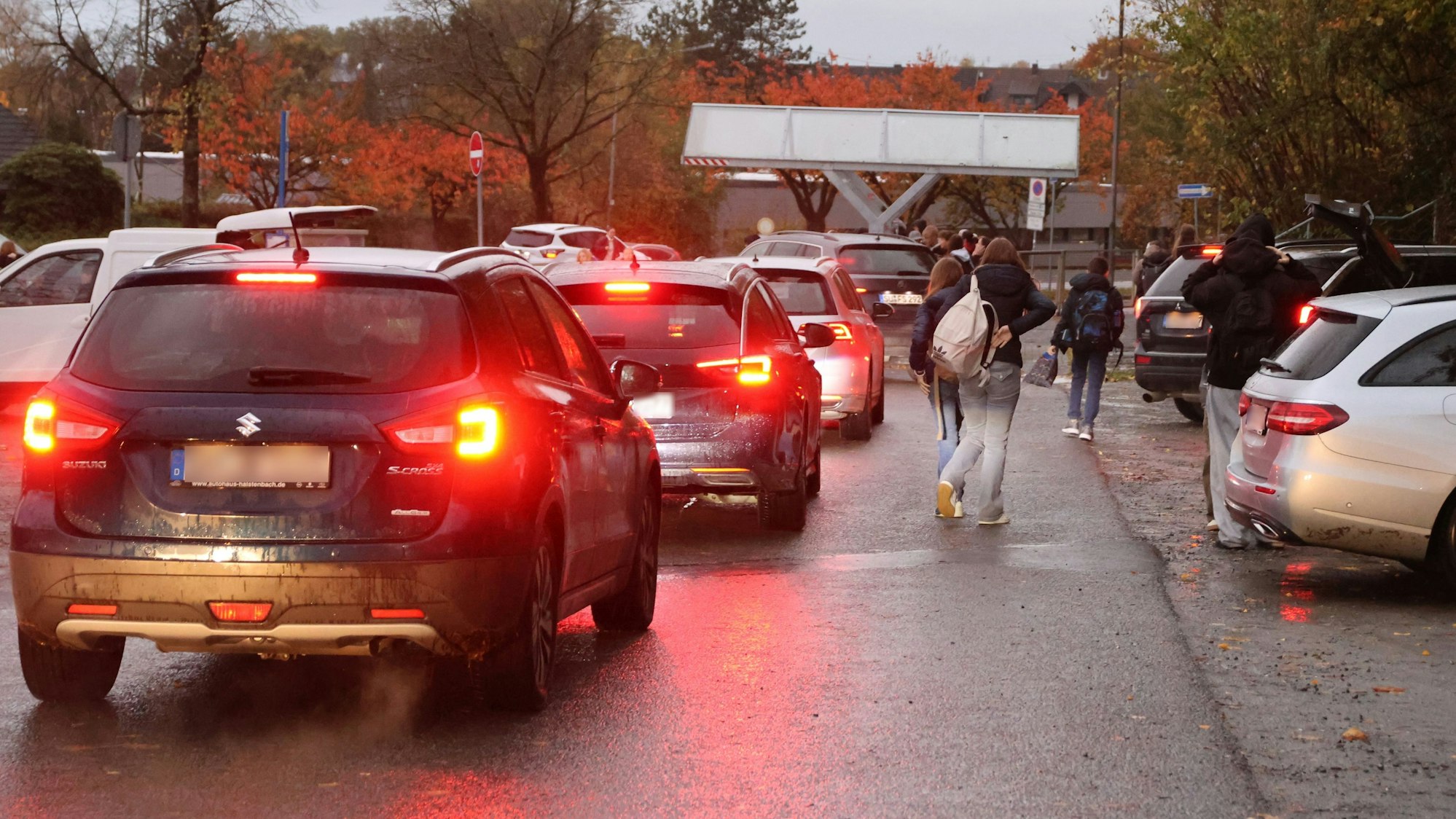 Während der Bring- und Holzeiten staut sich auf dem Parkplatz an der Nutscheidhalle in Waldbröl der Elternverkehr.