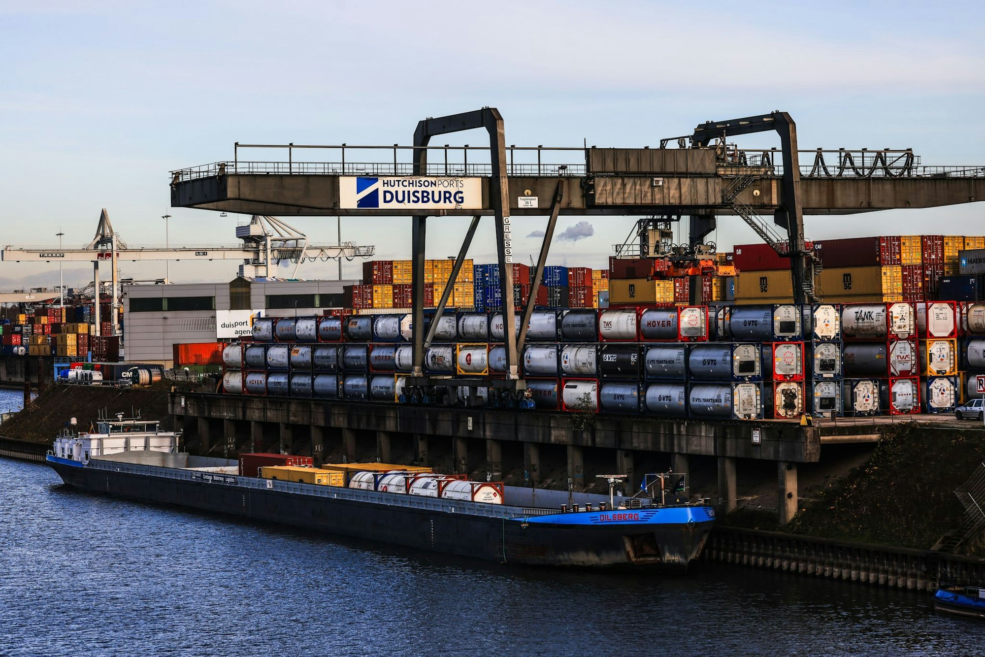 Am Duisburger Hafen werden Container verladen - der Binnenhafen ist als Umschlagplatz wichtig für Nordrhein-Westfalens Industrie. (Symbolbild)