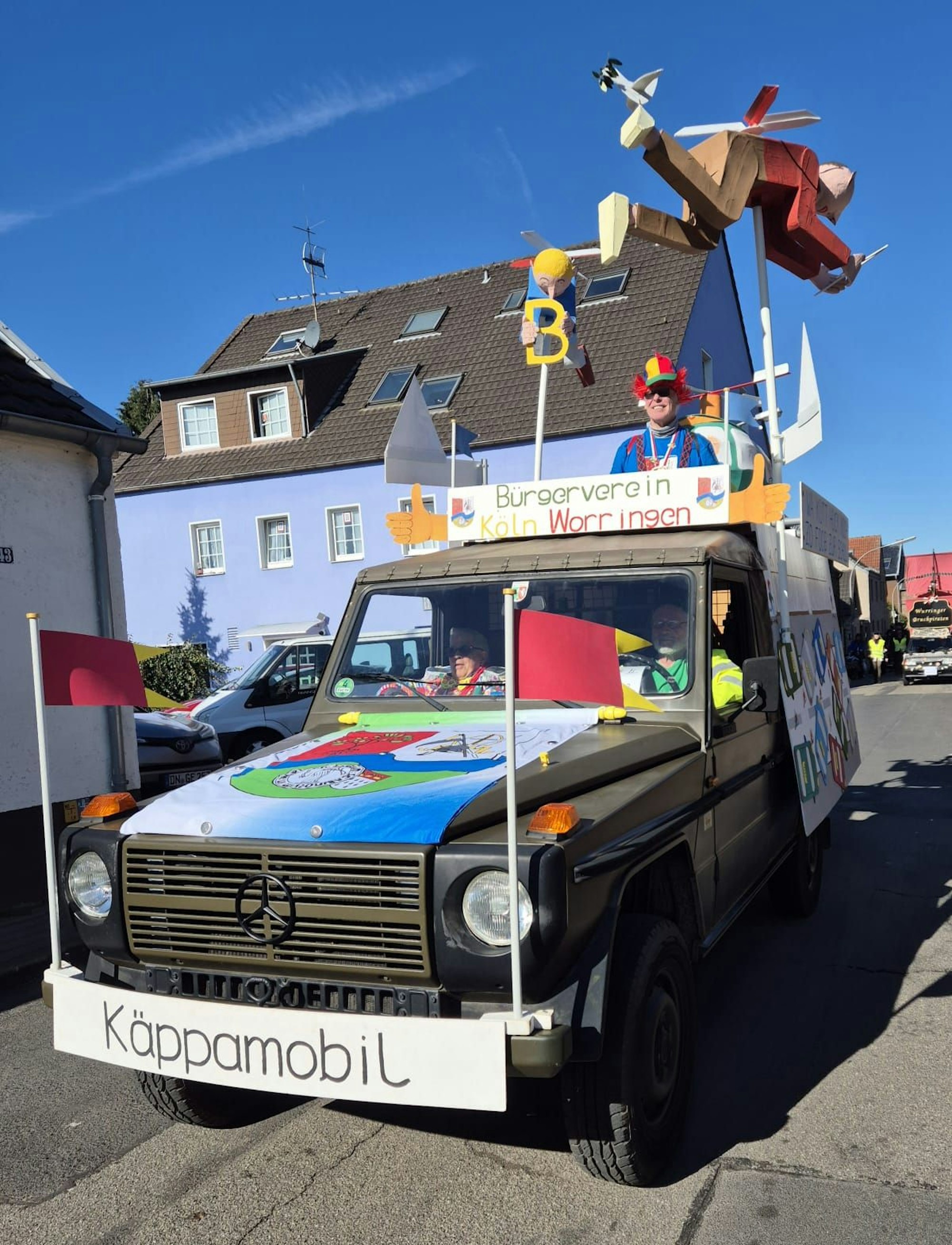 Das Käppamobil: Ein Karnevalswagen, der an das Papamobil erinnert.