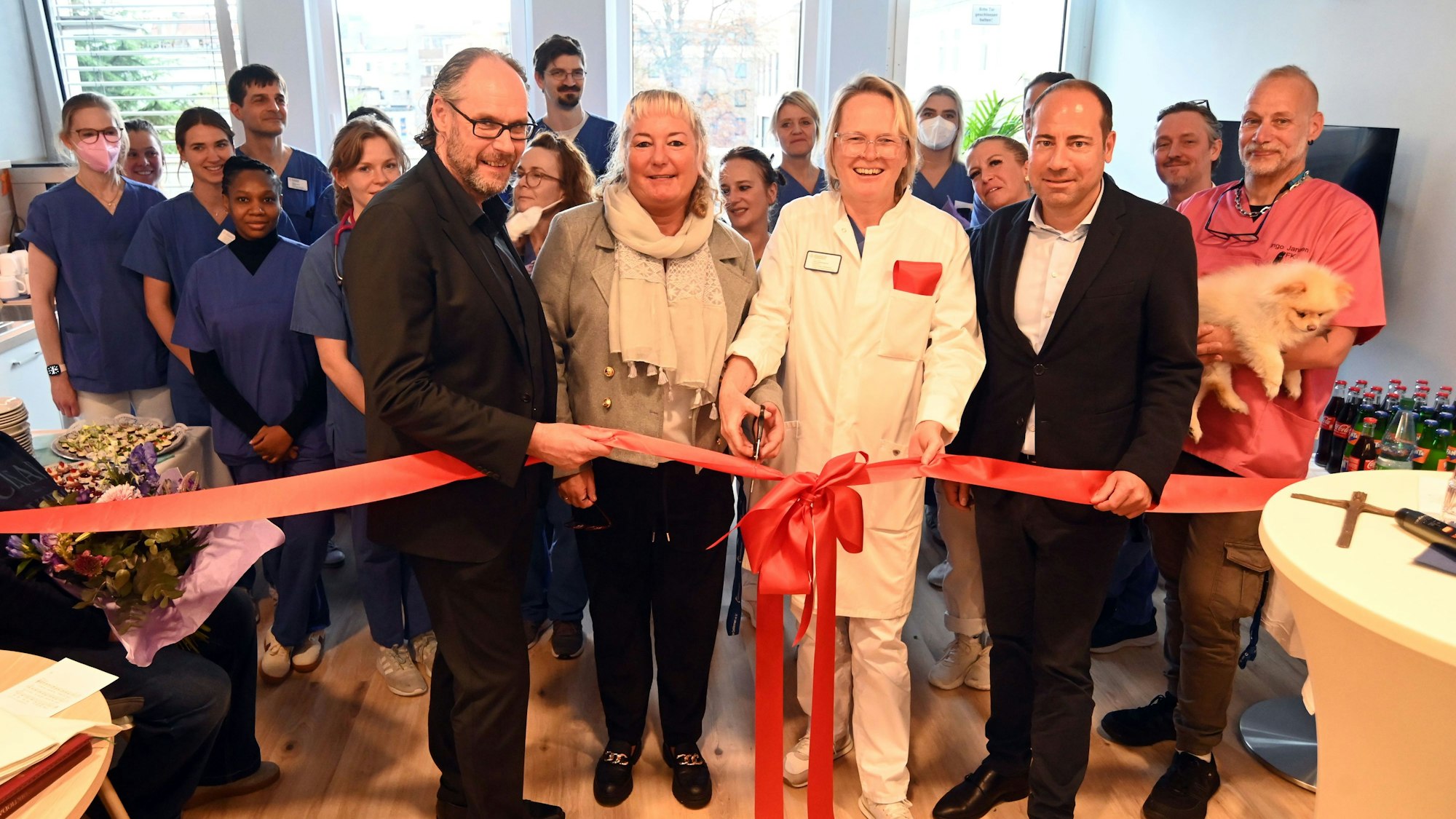 27.10.2025 Köln. Eröffnungsfeier von "Lebensluft" im Cellitinnen-Severinsklösterchen. Die Einrichtung , von der es deutschlandweit nur 4 Stück gibt, hilft Patienten bei der Entwöhung von der künstlichen Beatmung. Vorne von links: Helmut Häfner, Stephanie Armbrecht, Frau Dr. Sommerwerk, Gunnar Schneider. Foto: Alexander Schwaiger