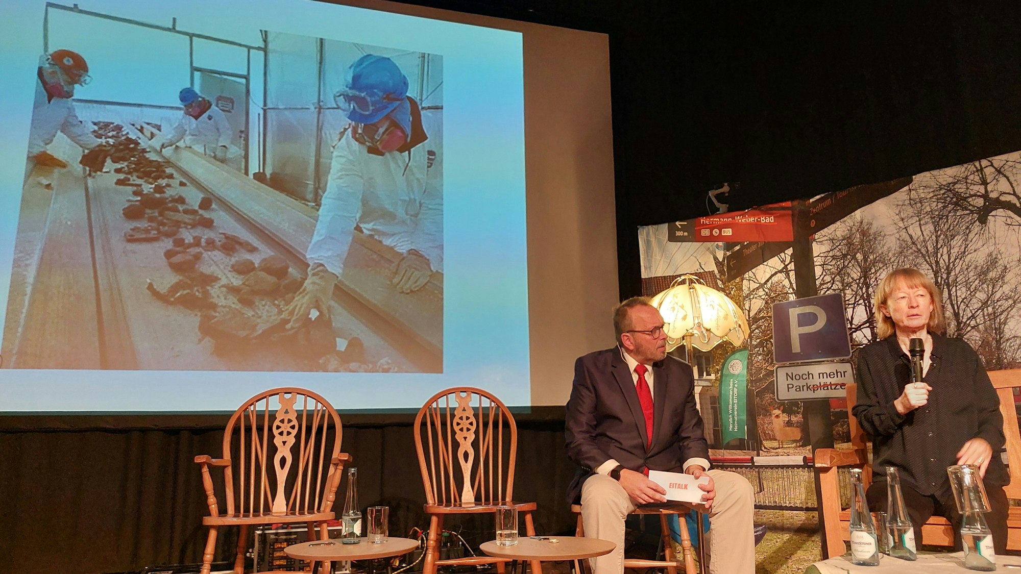 An Fließband stehen freiwillige Helfer und durchsuchen Steinstücke nach menschlichem Material. Prinz Team bekommt diese Proben, erstellt ein genetisches Profil und vergleicht die Ergebnisse mit DNA von Familienmitgliedern der vermissten Personen.