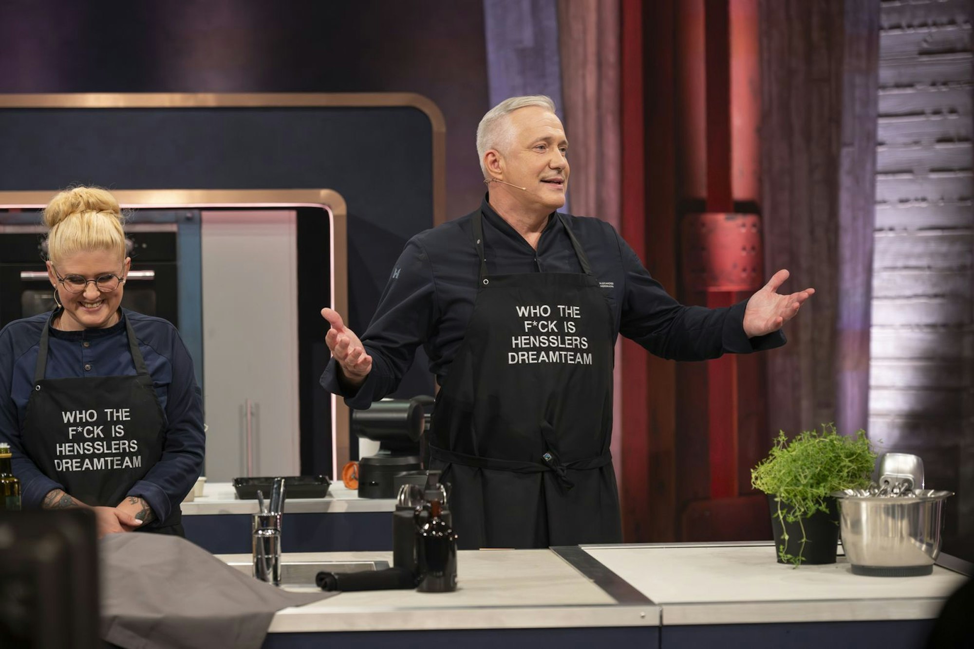 Im Finale, einem Drei-Gänge-Menü, standen am Ende die Tamchefs Herrmann und Henssler alleine in vorderster Küchenfront. (Bild: RTL/Markus Hertrich)