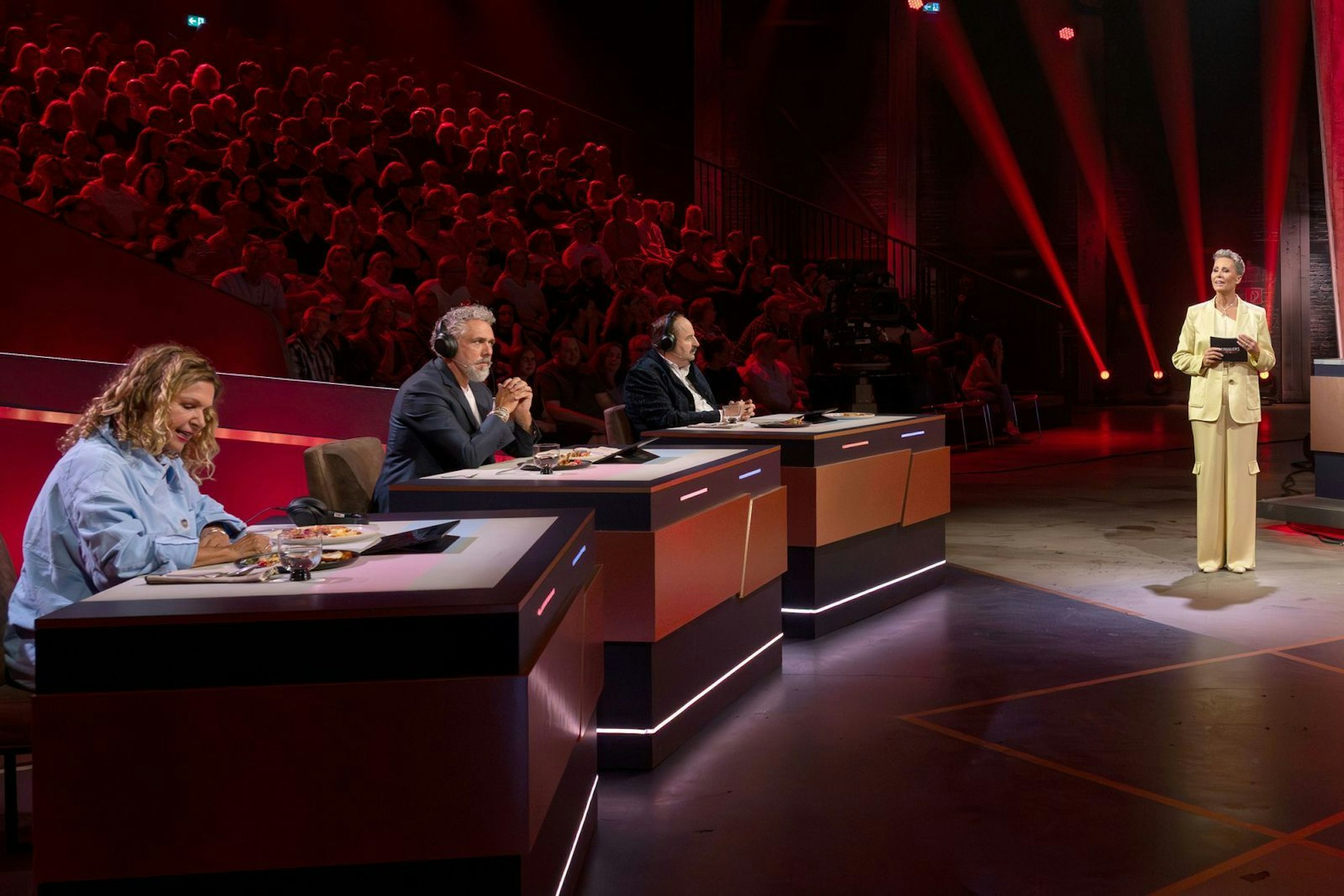 Diese Jury musste auslöffeln, was ihnen die Starköche einbrockten: Maya Molcho (von links), Roland Trettl und Johann Lafer. Sonja Zietlow moderierte. (Bild: RTL/Markus Hertrich)