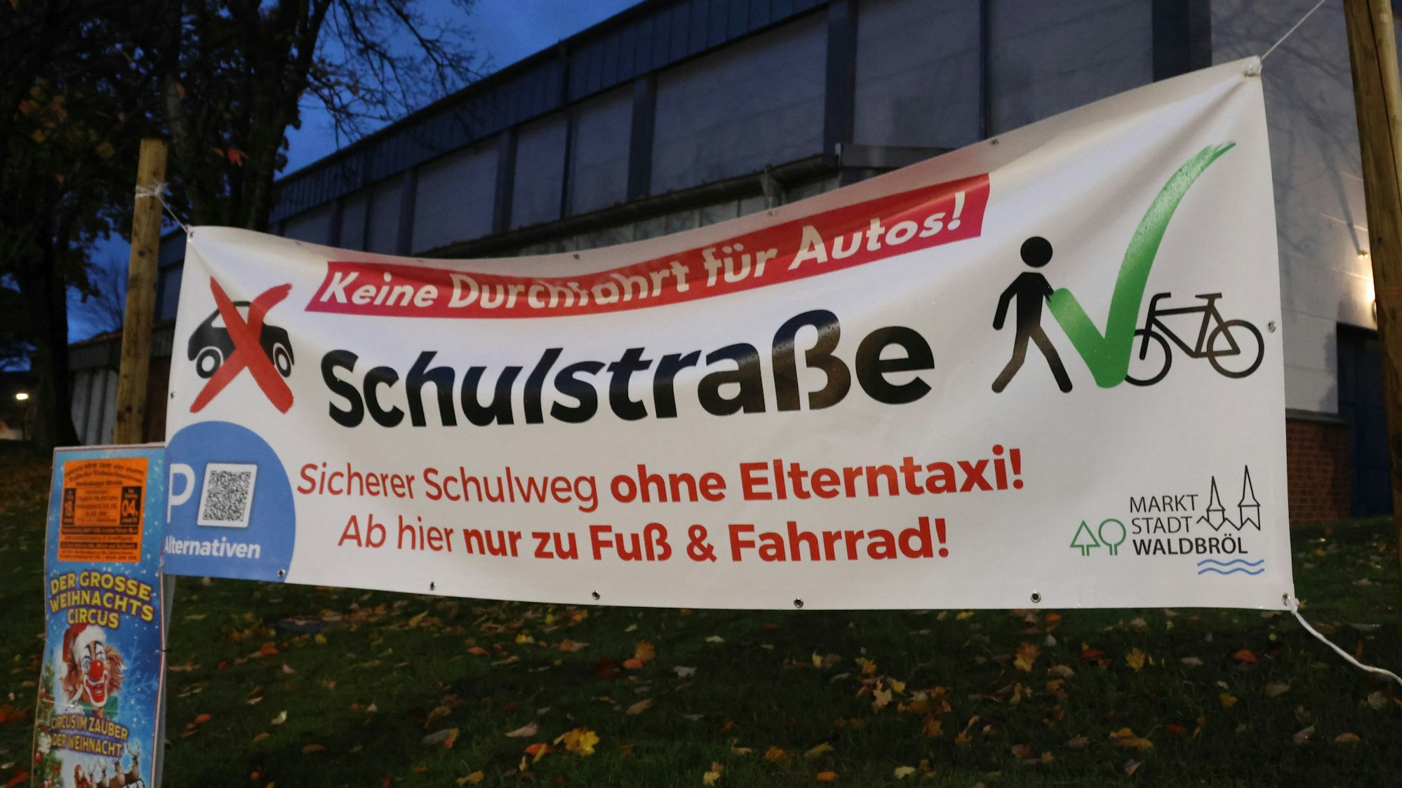 Vor Inbetriebnahme der ersten Schulstraße Oberbergs hat die Stadt Waldbröl immer wieder auf das kommende Verkehrsprojekt hingewiesen. An der Goethestraße hängt zudem dieses Transparent.