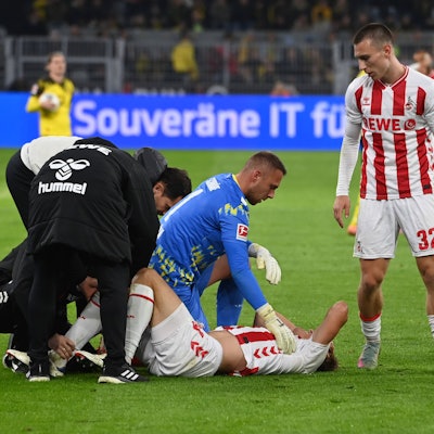 Timo Hübers erlitt in Dortmund bei einem Zweikampf mit Serhou Guirassy eine schwere Knieverletzung.
