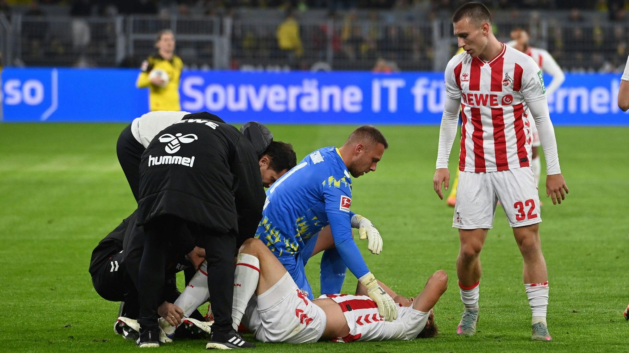 Timo Hübers erlitt in Dortmund bei einem Zweikampf mit Serhou Guirassy eine schwere Knieverletzung.