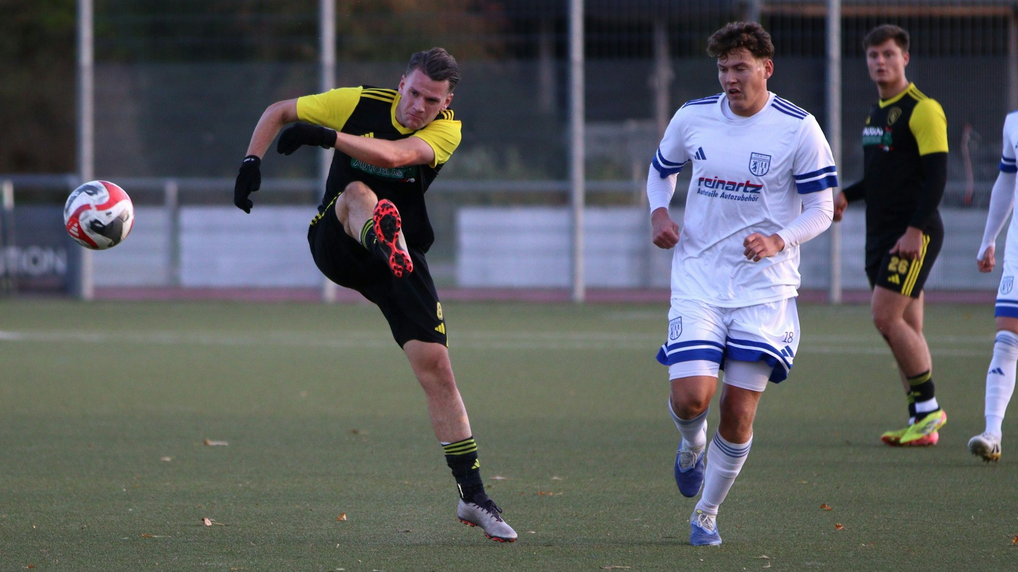 Erftstadt-Lechernichs Spieler hat nach einem Distanzschuss ein wenig die Bodenhaftung verloren.