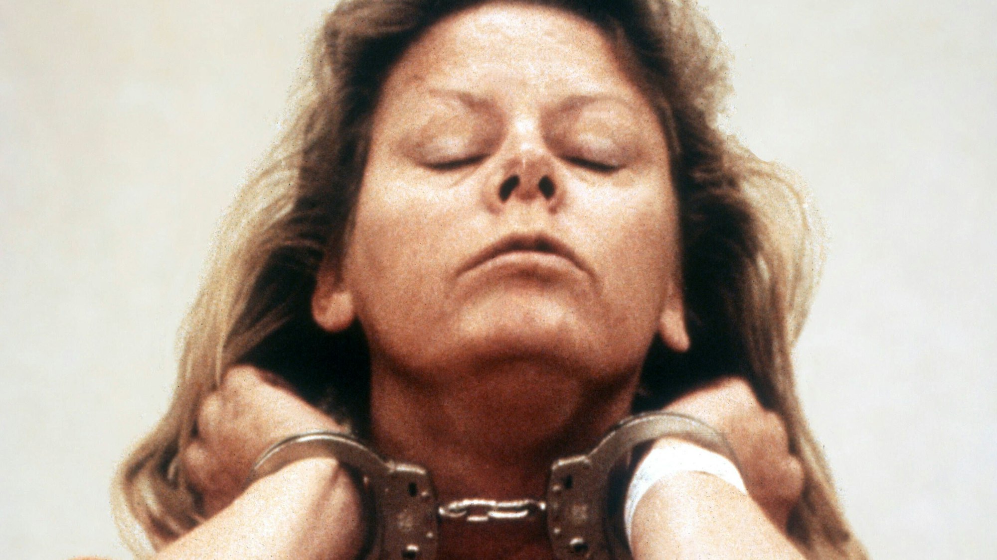 Aileen Wuornos in Handschellen.