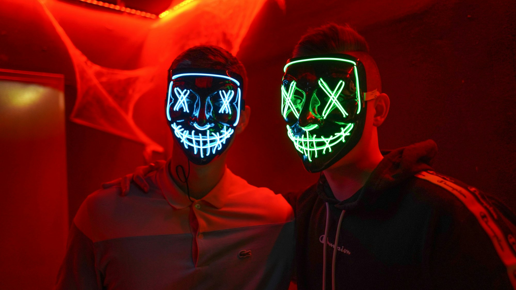 Feiernde haben sich für die Halloween-Grusel-Party in der Kulturbrauerei wie aus Horror-Filmreihe „The Purge“ verkleidet.