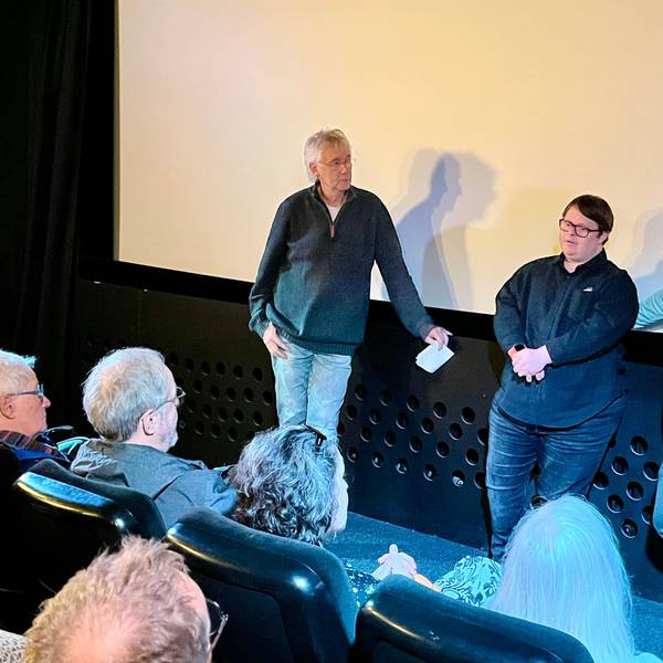 Zu sehen sind Hans-Jörg Blondiau, Clemente Fernandez-Gil und Nico Randel vor der Leinwand des Kinos.