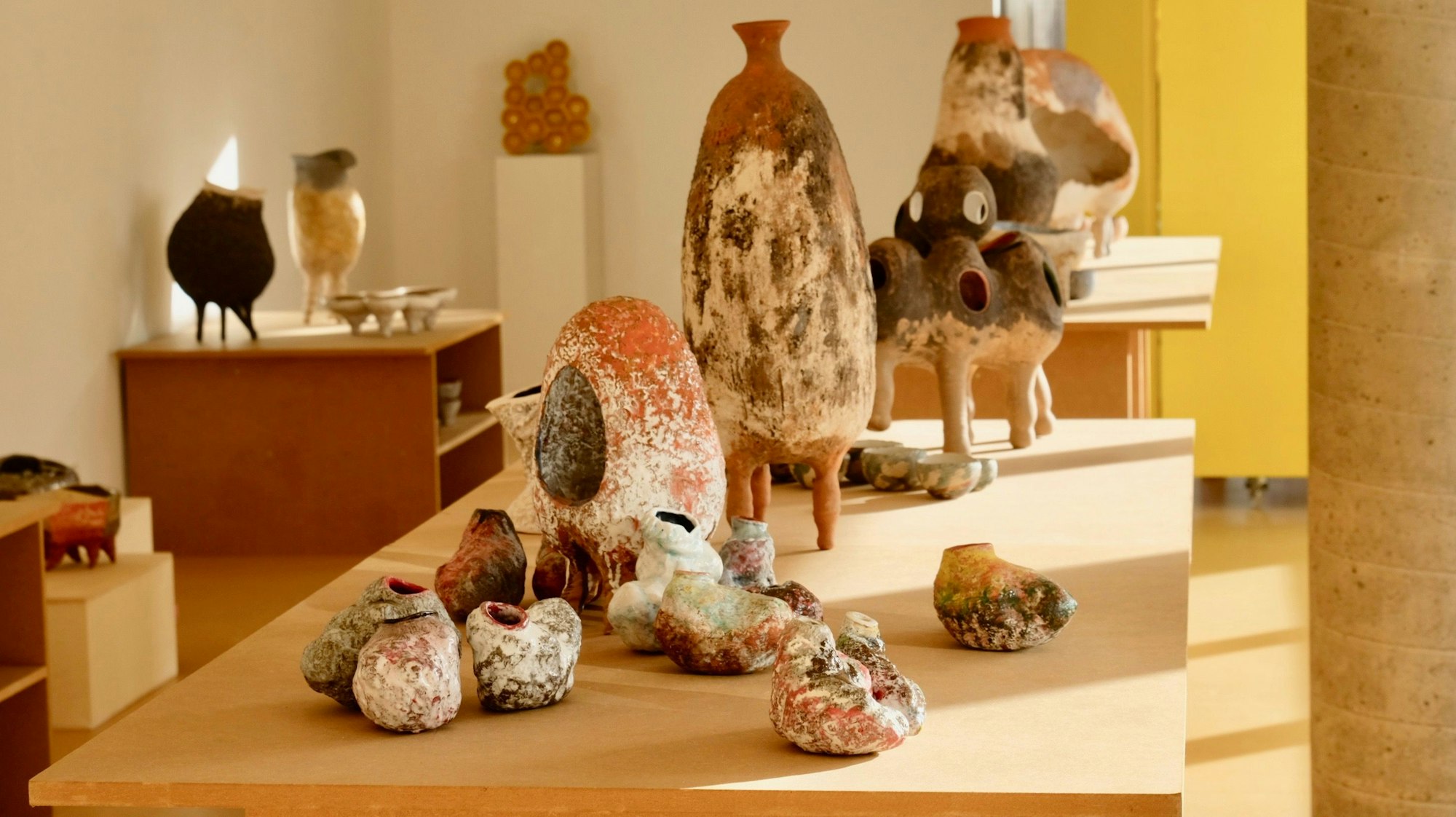 Auf einem Tisch stehen mehrere Keramik-Objekte.