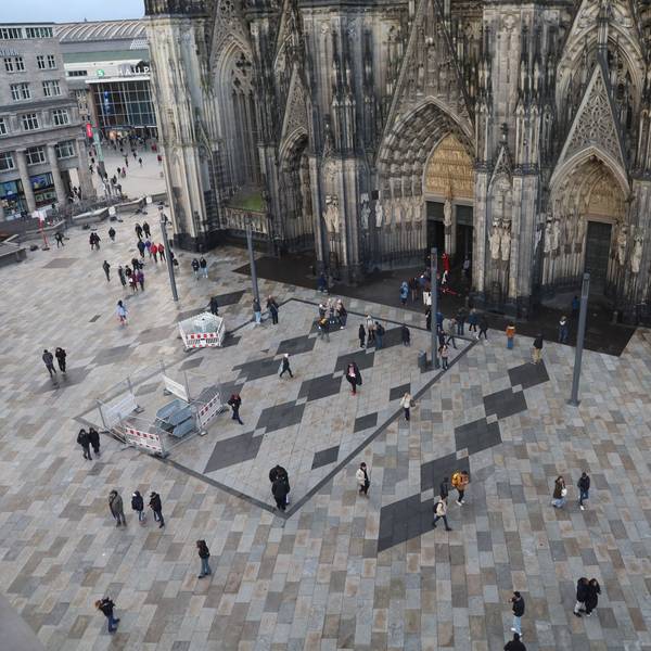 Die Domplatte vor dem Kölner Dom aus der Vogelperspektive.