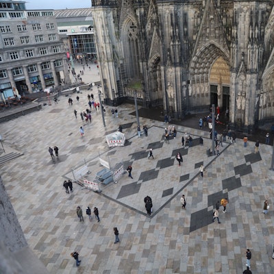 Die Domplatte vor dem Kölner Dom aus der Vogelperspektive.
