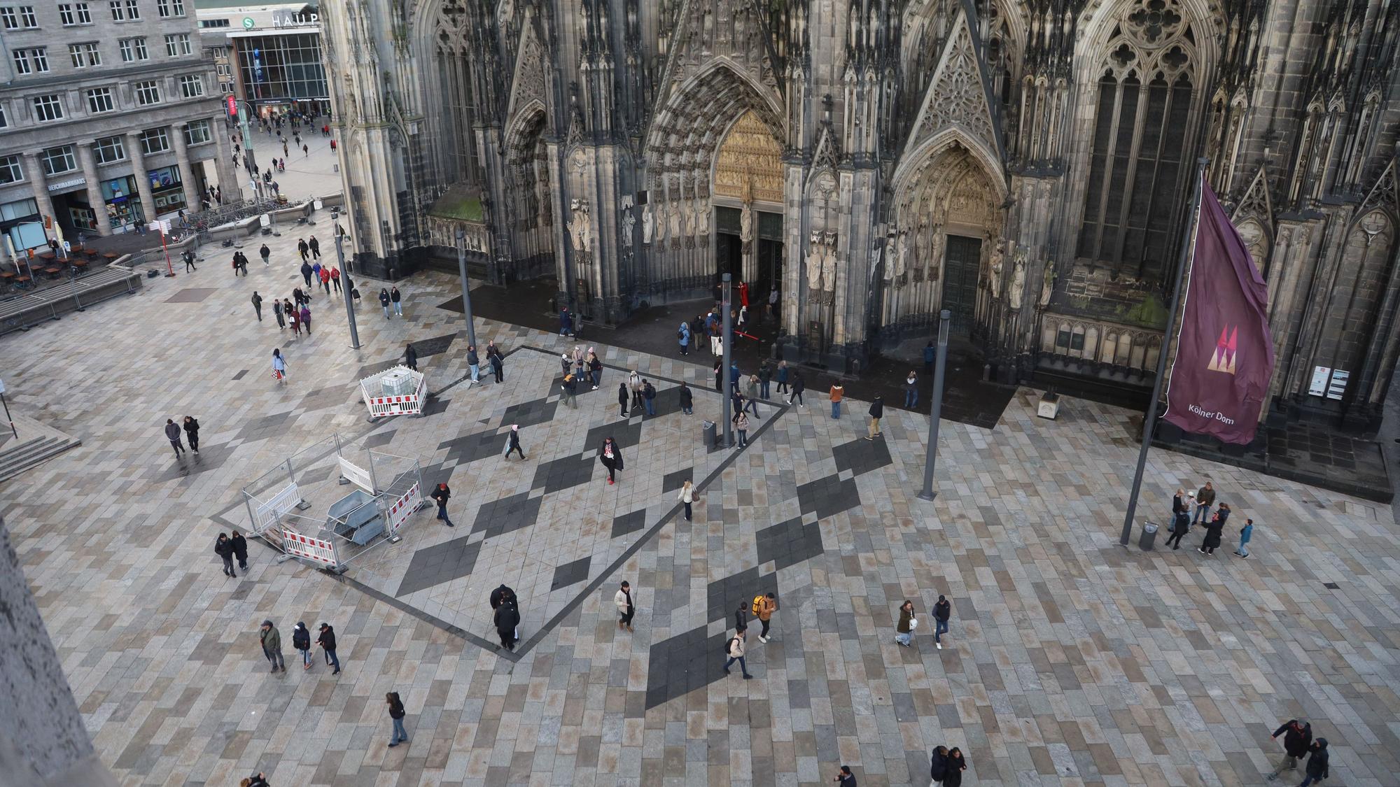 Blick auf die Domplatte vor dem Hauptportal.