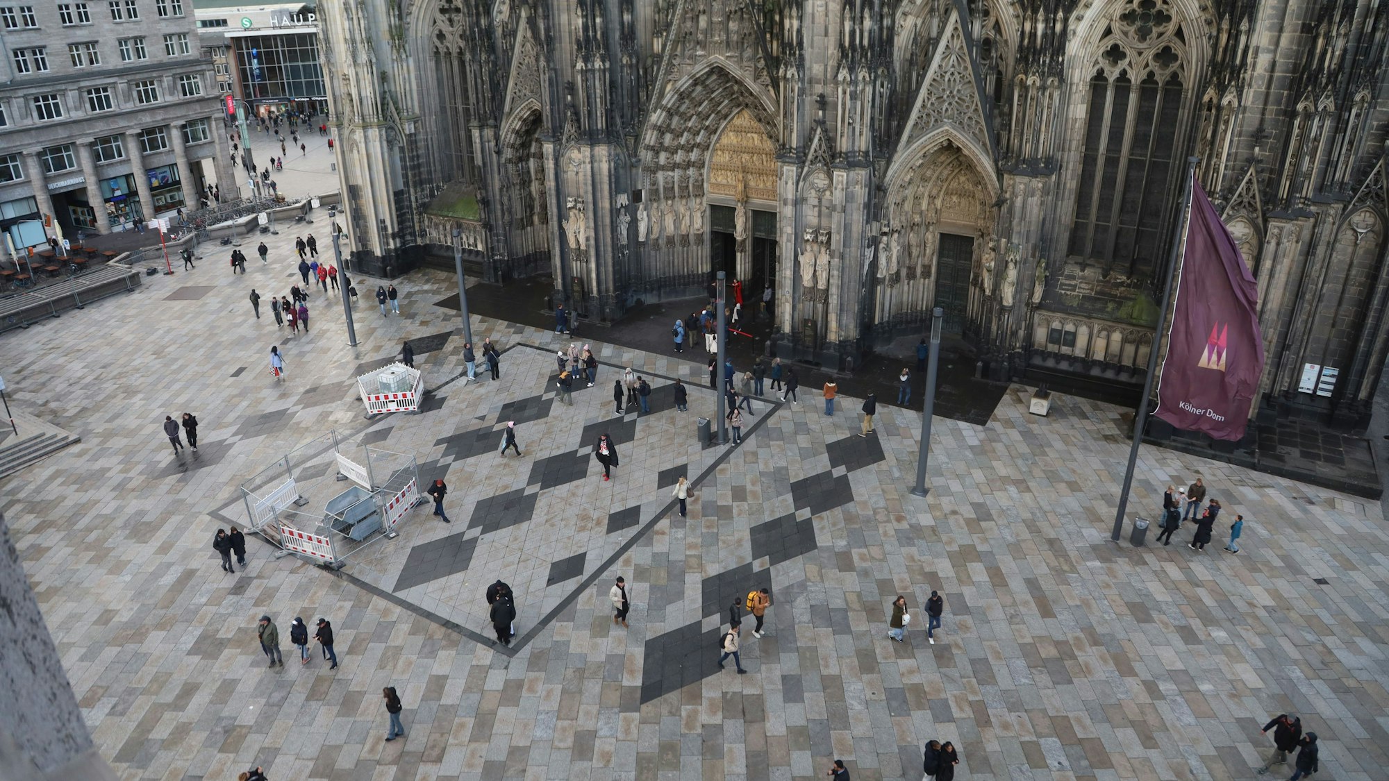 Blick auf die Domplatte vor dem Hauptportal.