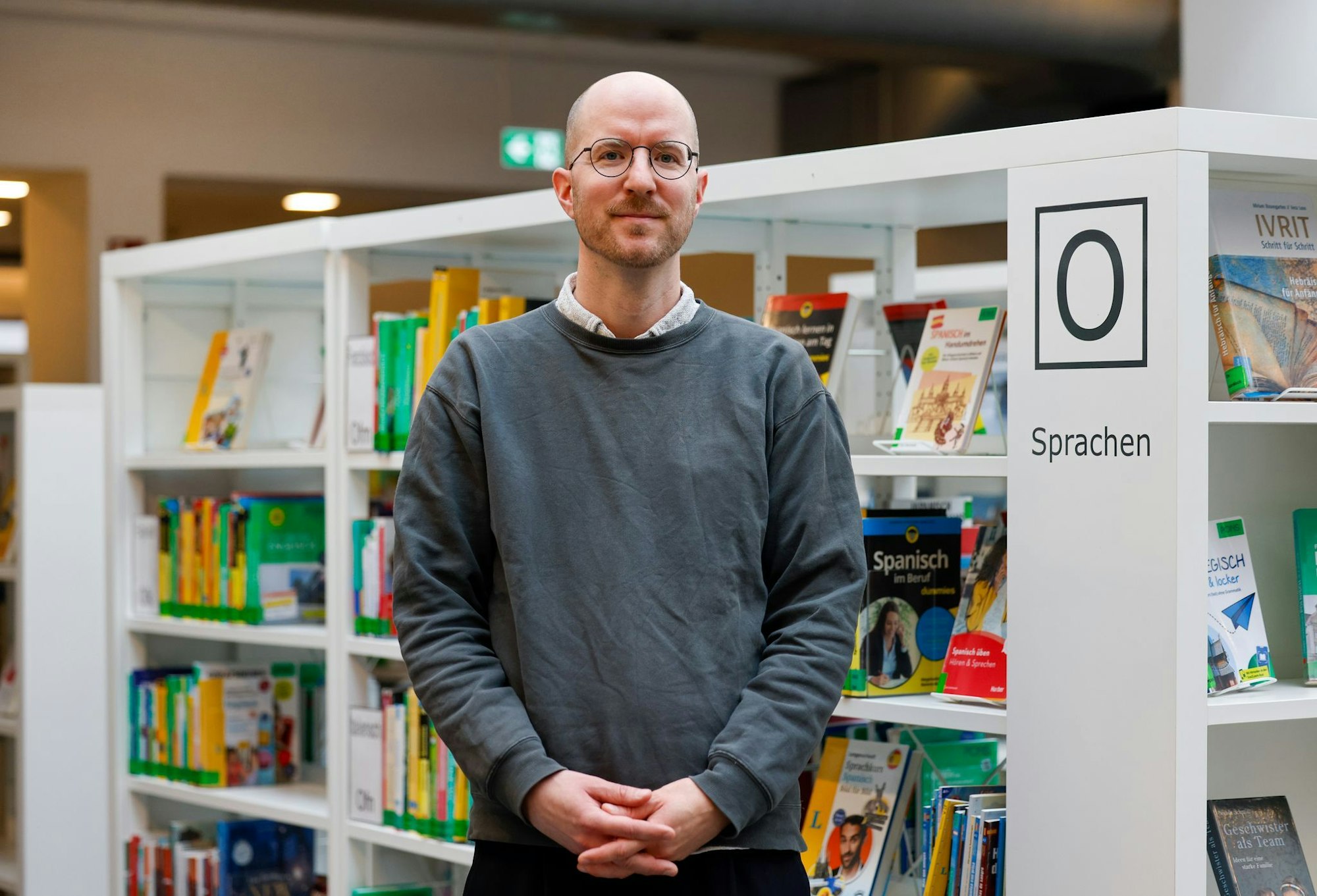 Leiter Thomas Druwe sieht die Stadtbibliothek Siegburg auch als ein Angebot für einsame Menschen.